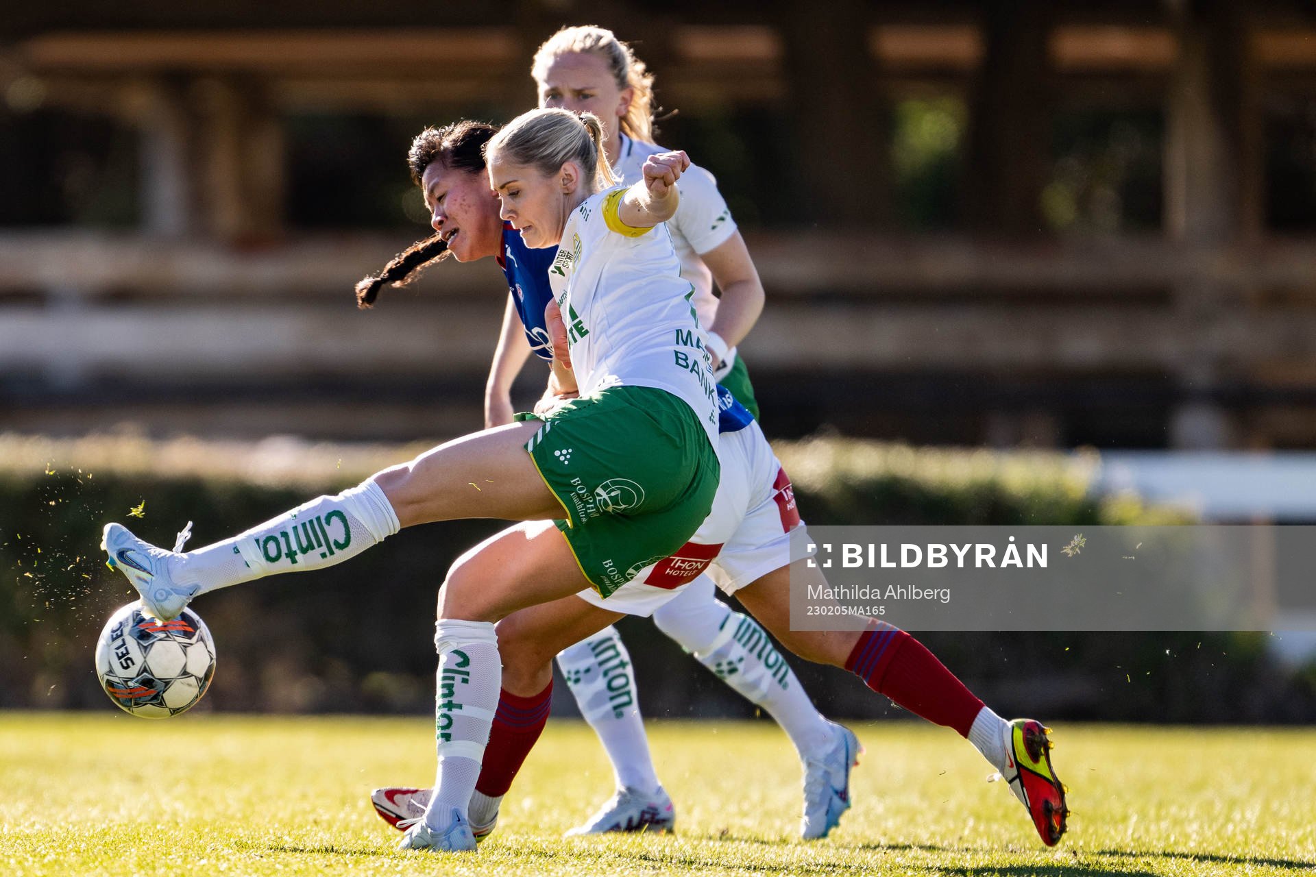 Ylinn Tennebø of Vålerenga and Alice Carlsson of Hammarby