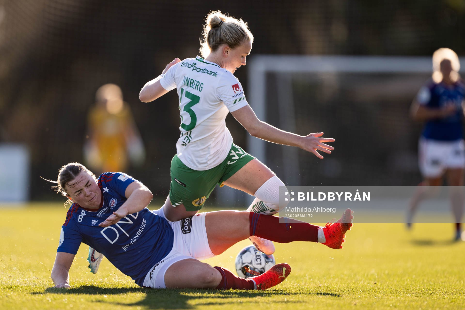 Stine Ballisager Pedersen of Vålerenga and Matilda Vinberg
