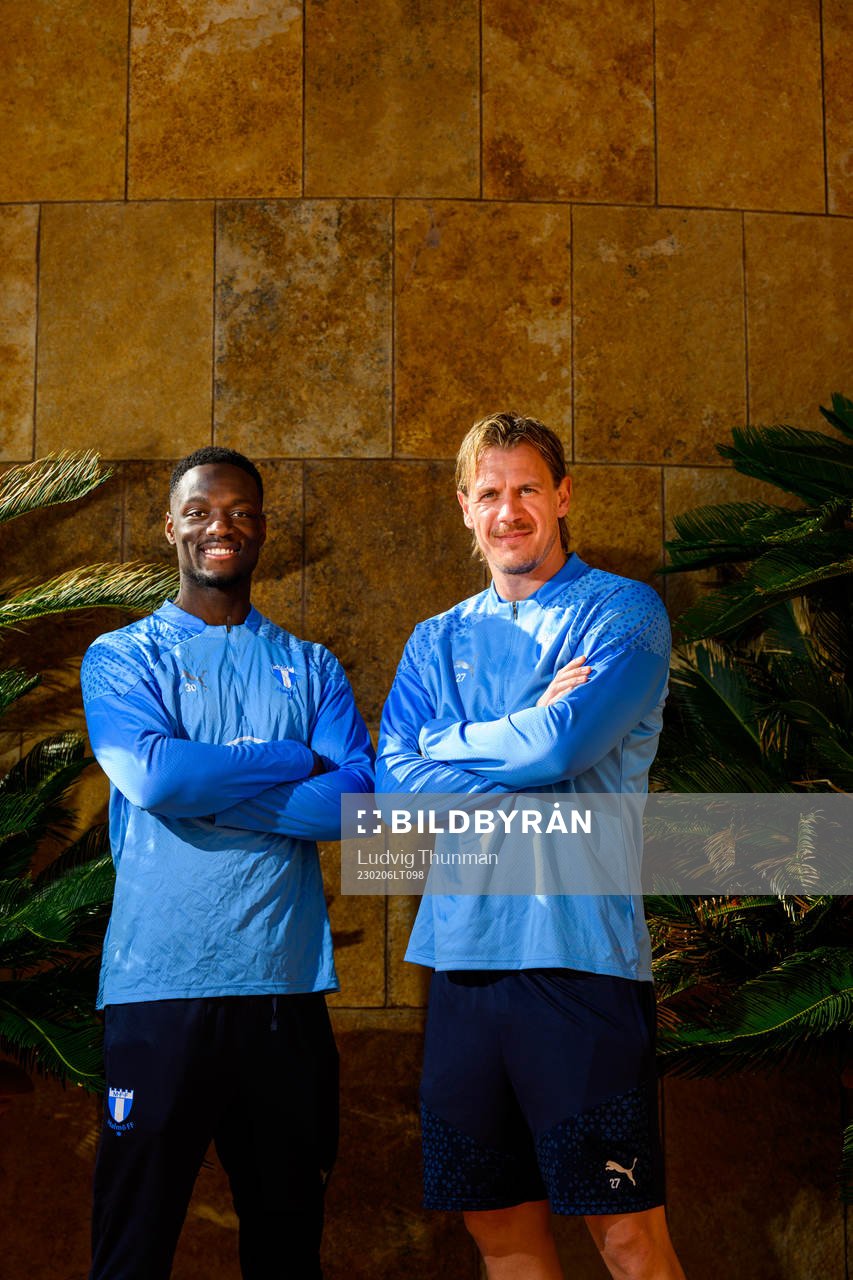 Johan Dahlin och Ismael Diawara poserar för ett porträtt under en fotografering med Malmö FF den 6 februari 2023 i Estepona. 