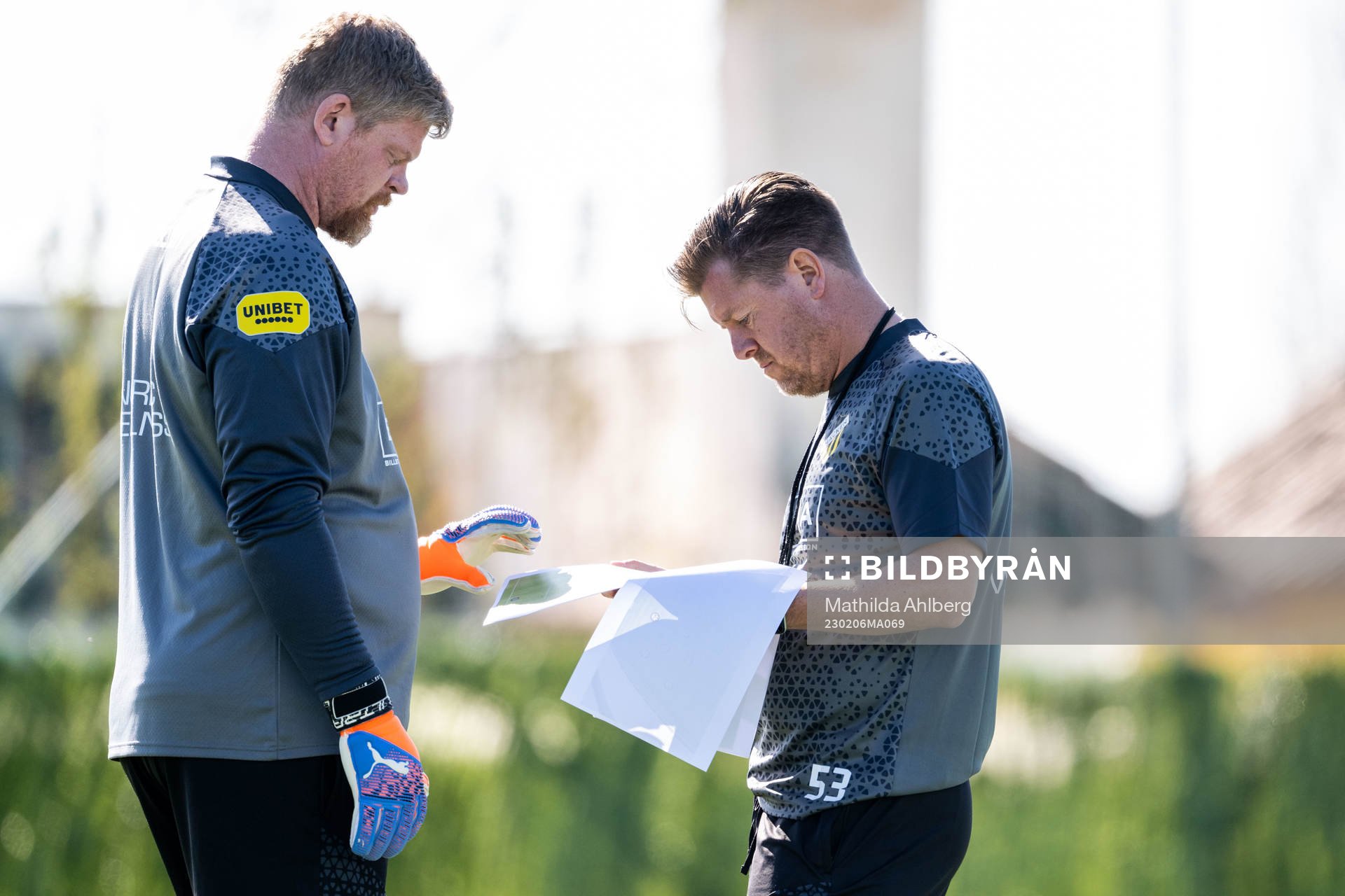 Målvaktstränare Christoffer Källqvist och assisterande tränare Jesper Ljung under en fotbollsträning med Häcken den 6 februari 2023 i Marbella.
