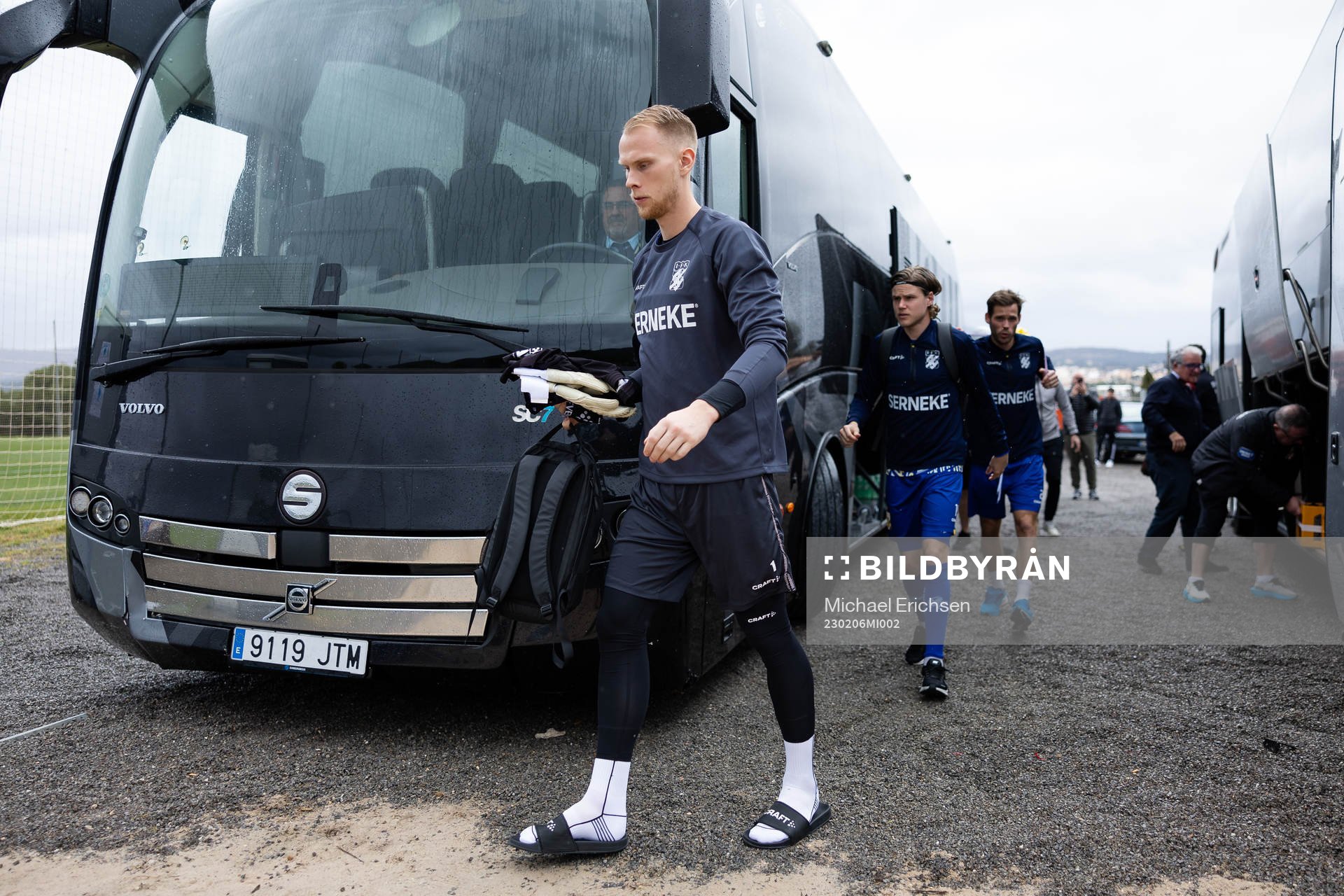 IFK Göteborgs målvakt Pontus Dahlberg kliver av bussen