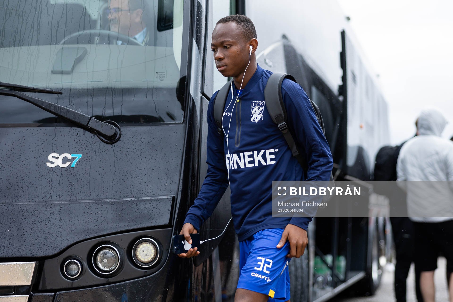 IFK Göteborgs Malick Junior Yalcouye kliver av bussen vid