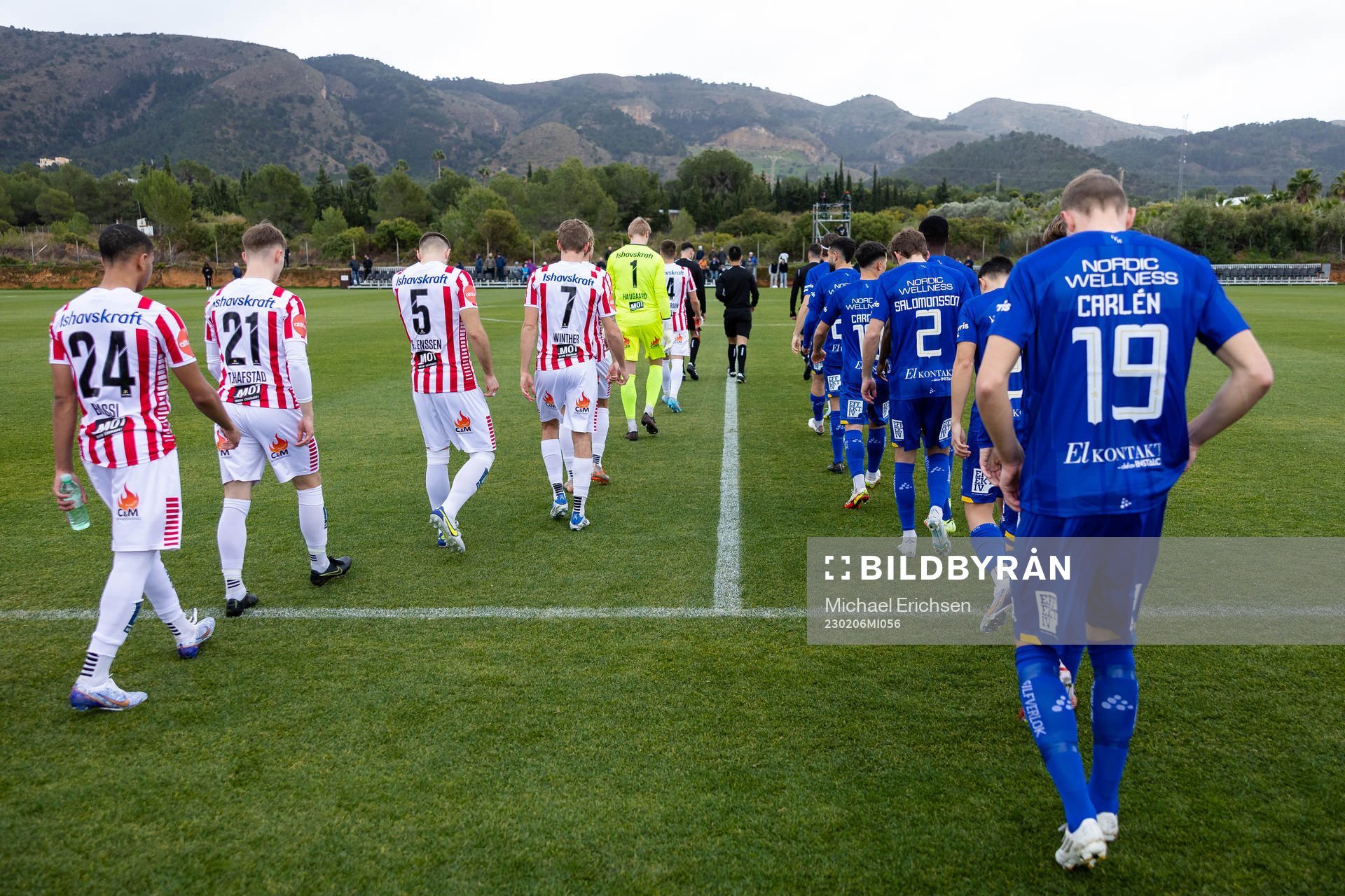 Spelarna på väg ut till träningsmatchen i fotboll mellan IFK Göteborg och Tromsö den 6 februari 2023 i Benidorm. 