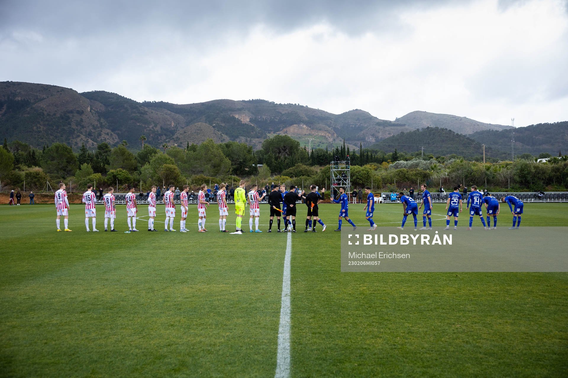 Lagen hälsar på varandra innan träningsmatchen i fotboll