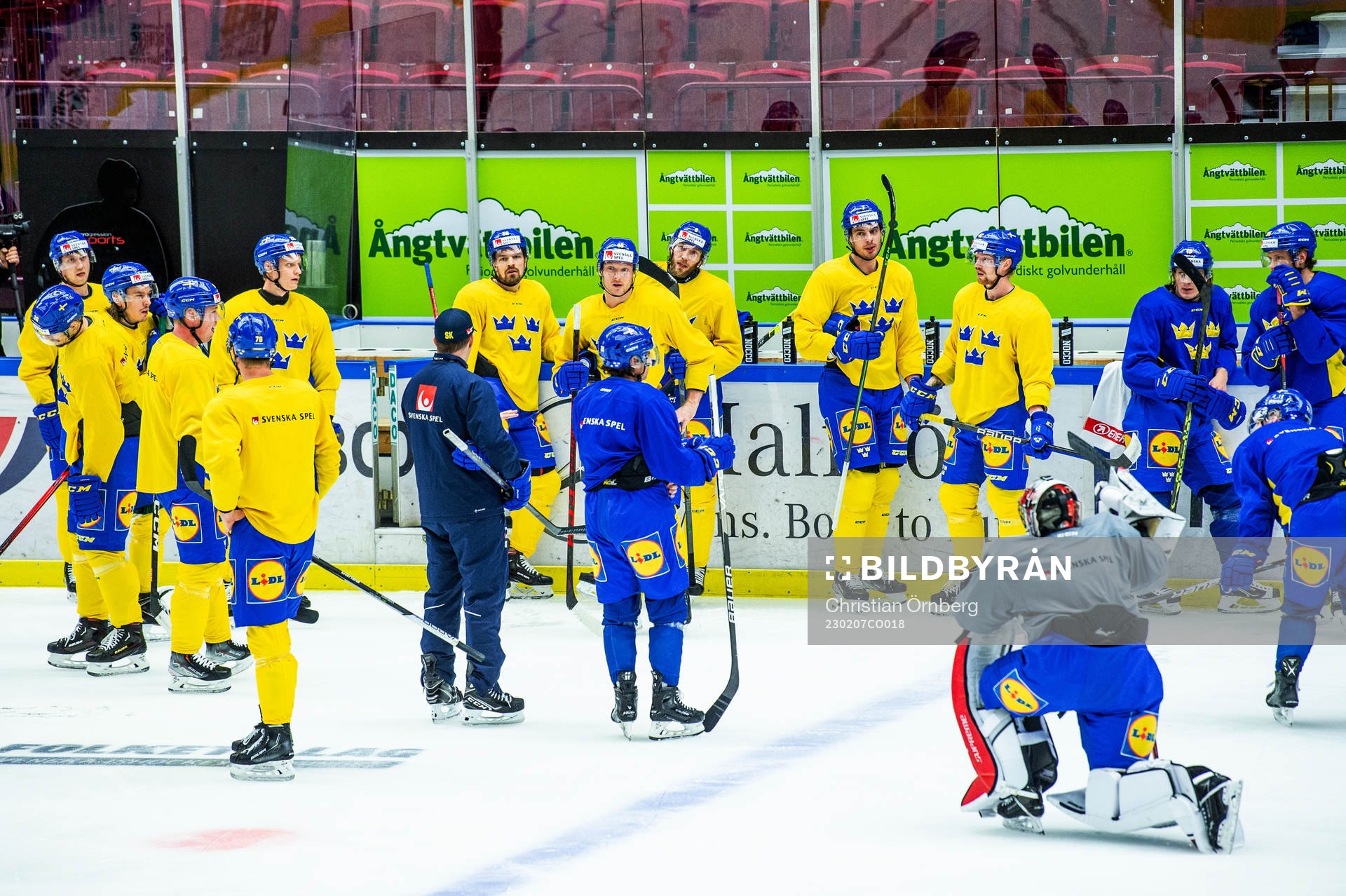 The players of Sweden at a practice session