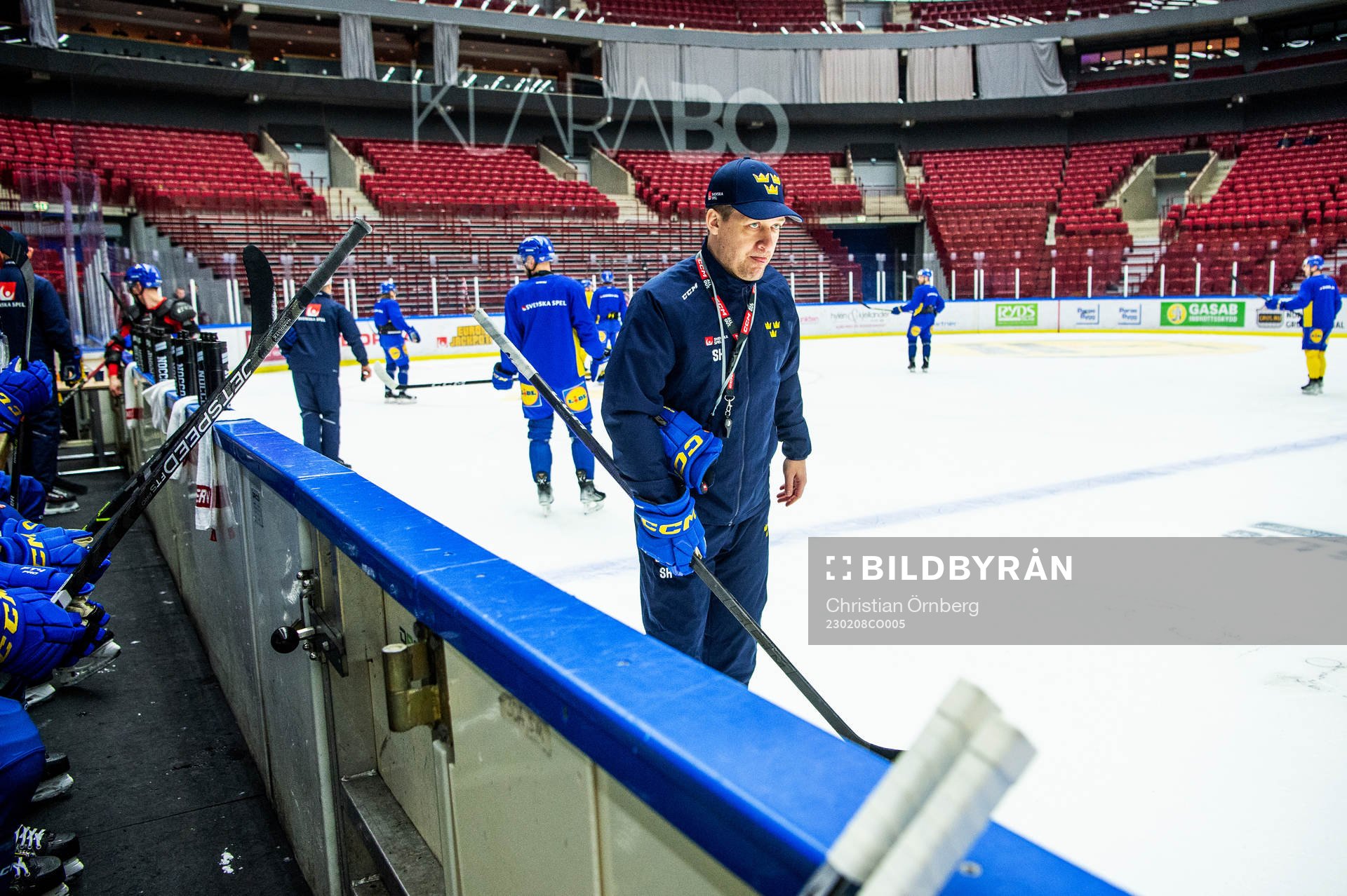 Head coach Sam Hallam of Sweden at a practice session