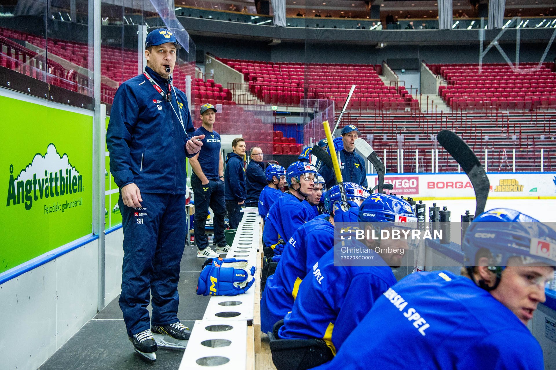 Head coach Sam Hallam of Sweden at a practice session