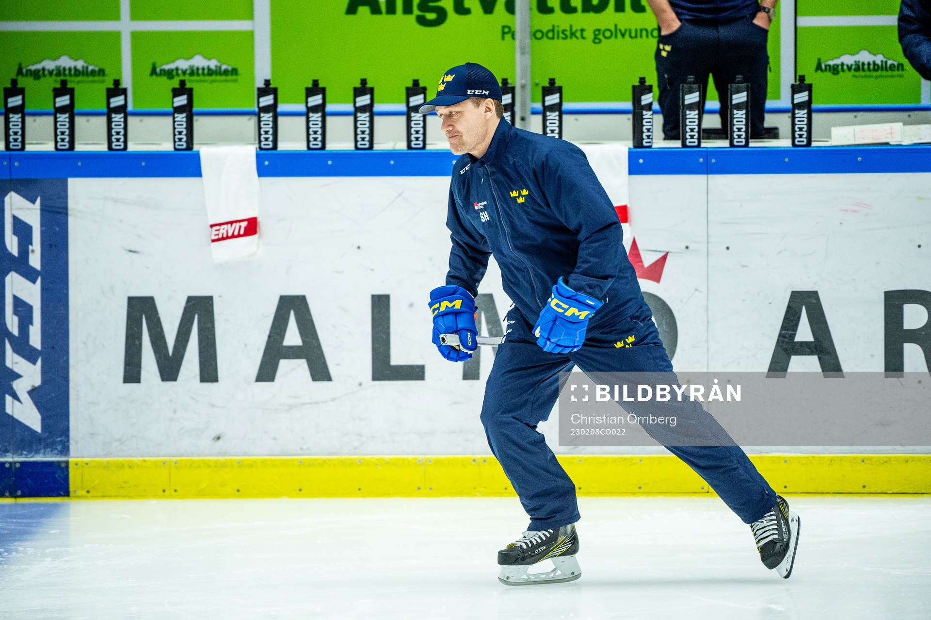 Head coach Sam Hallam of Sweden at a practice session