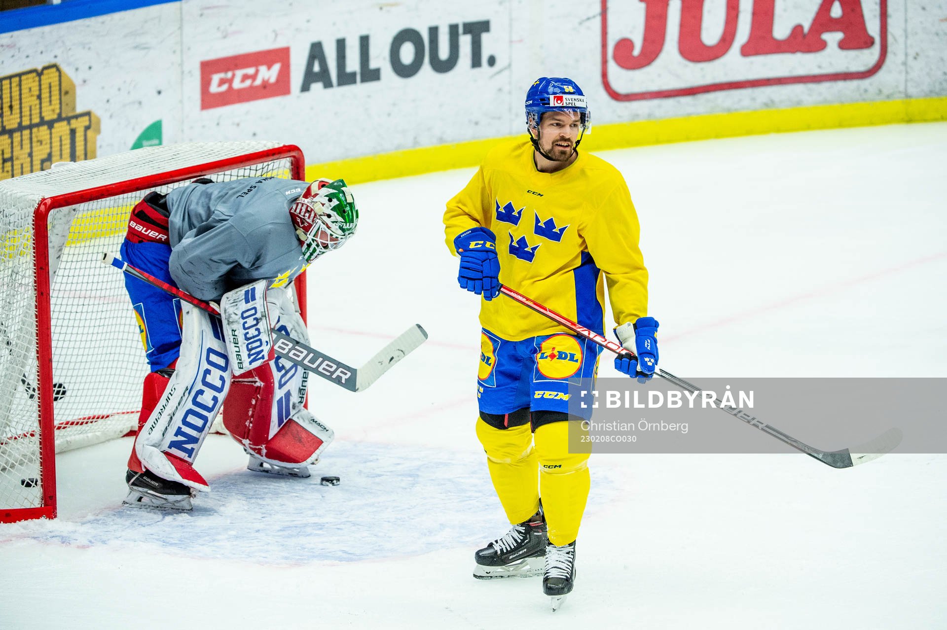 Goalkeeper Lars Johansson and Anton Lander of Sweden at a