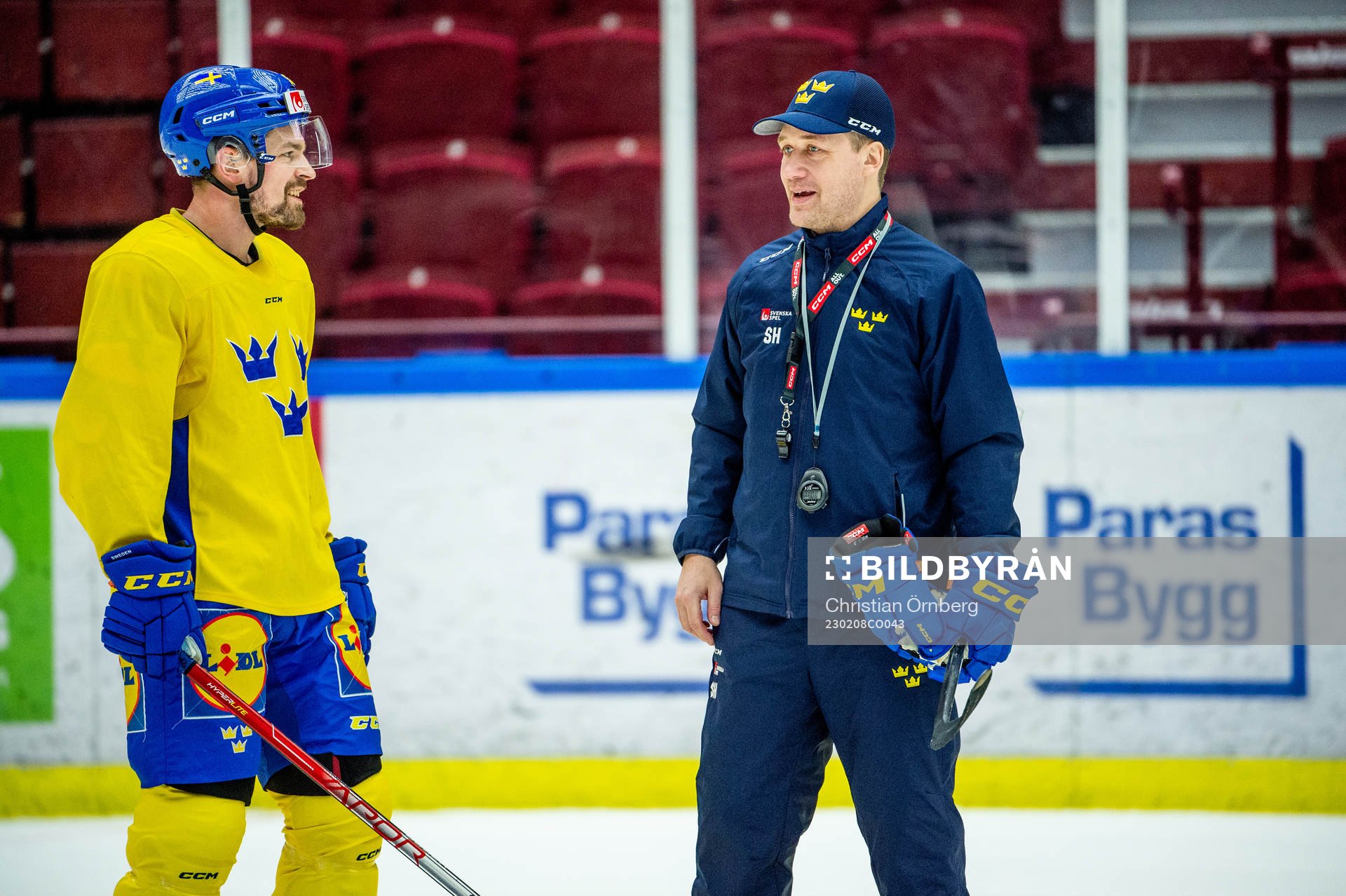 Anton Lander and head coach Sam Hallam of Sweden at a