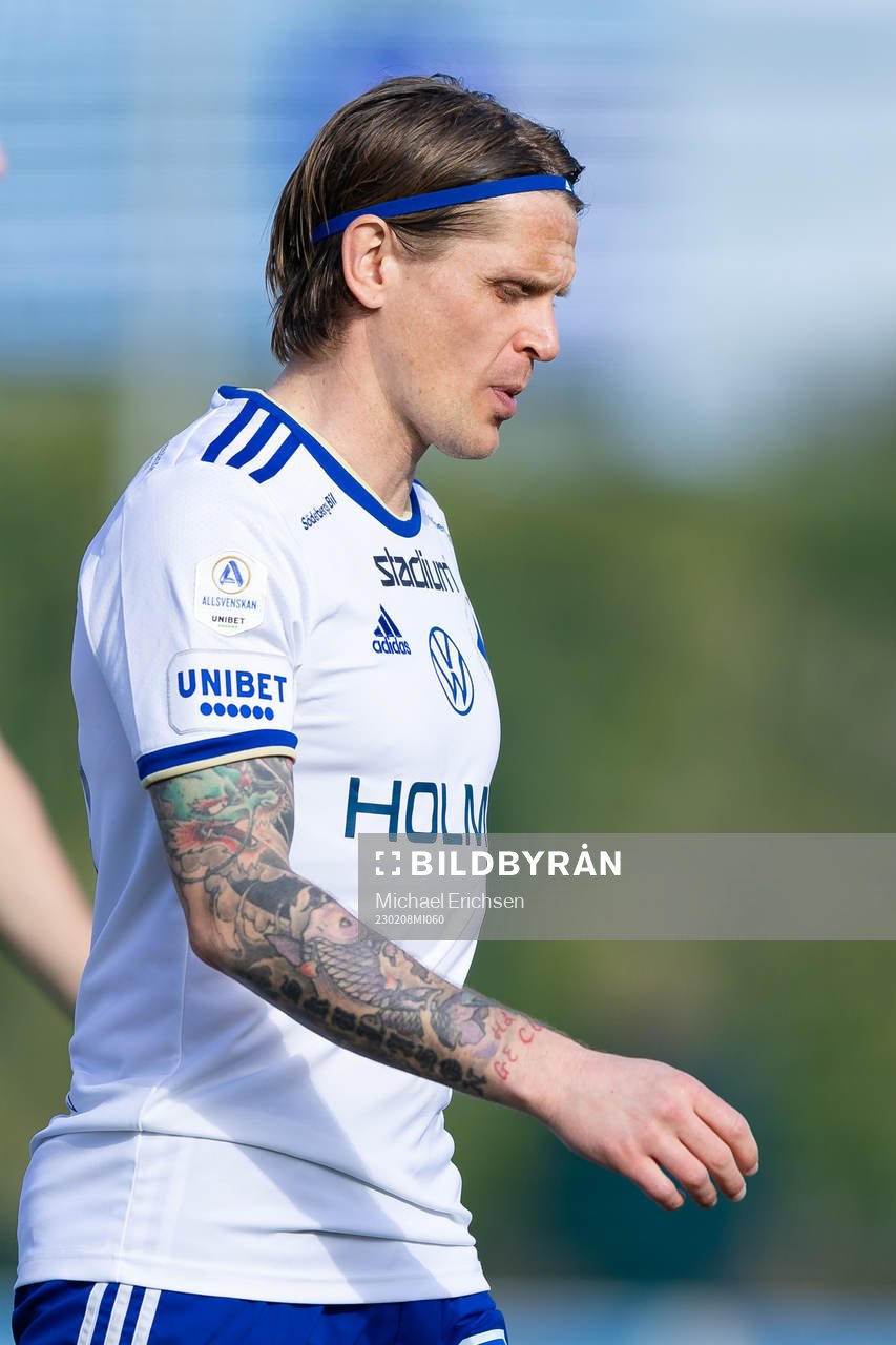 Norrköpings Ari Skúlason innan träningsmatchen i fotboll