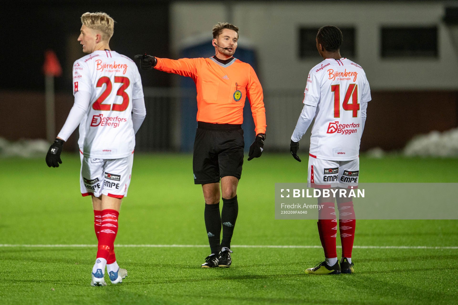 Domare Joakim Östling agerar, Degerfors De Pievre Ilunga