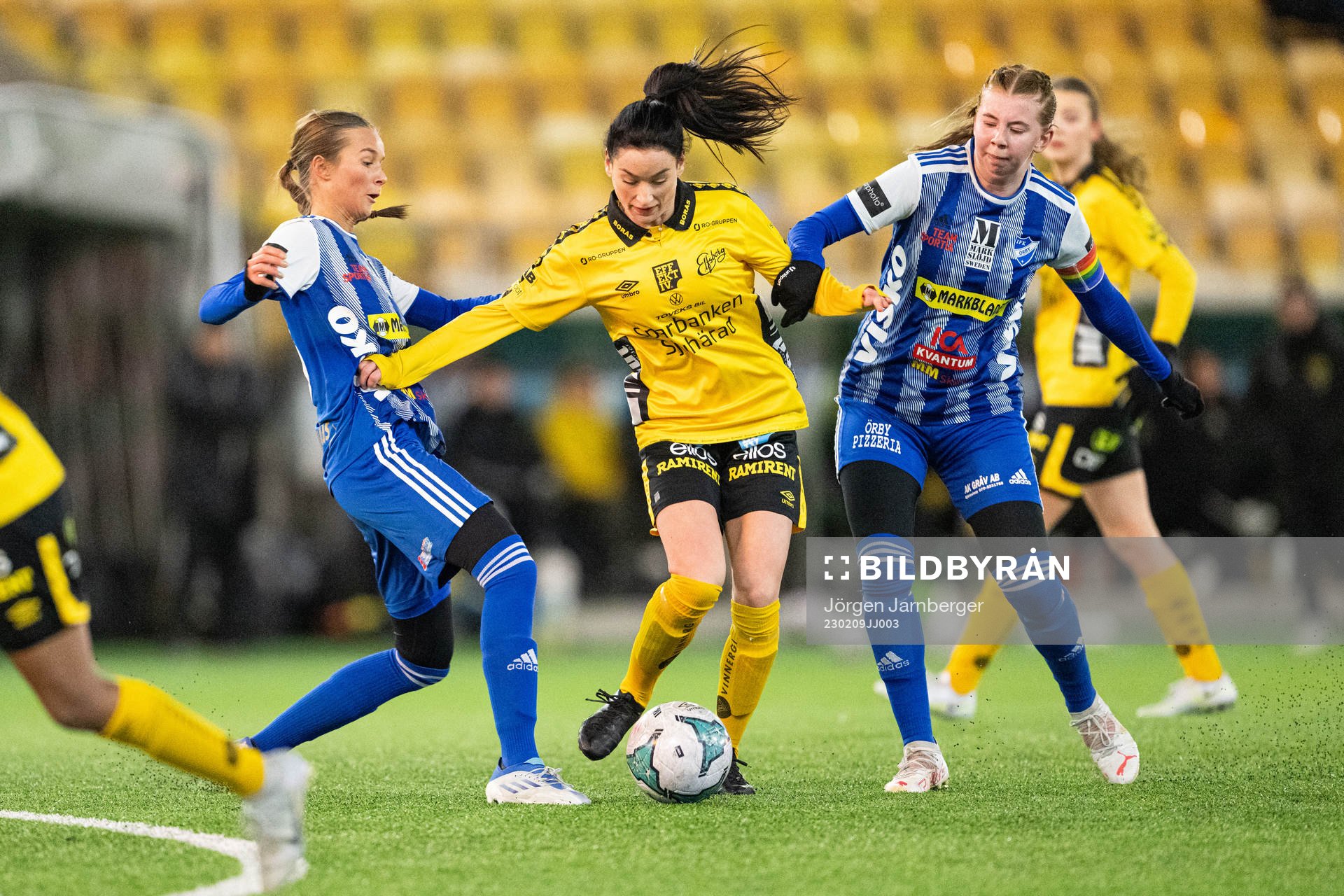 Elfsborgs Izabella Bergström i kamp med Örby spelare under en träningsmatch i fotboll mellan Elfsborg och IFK Örby den 9 februari 2023 i Borås.