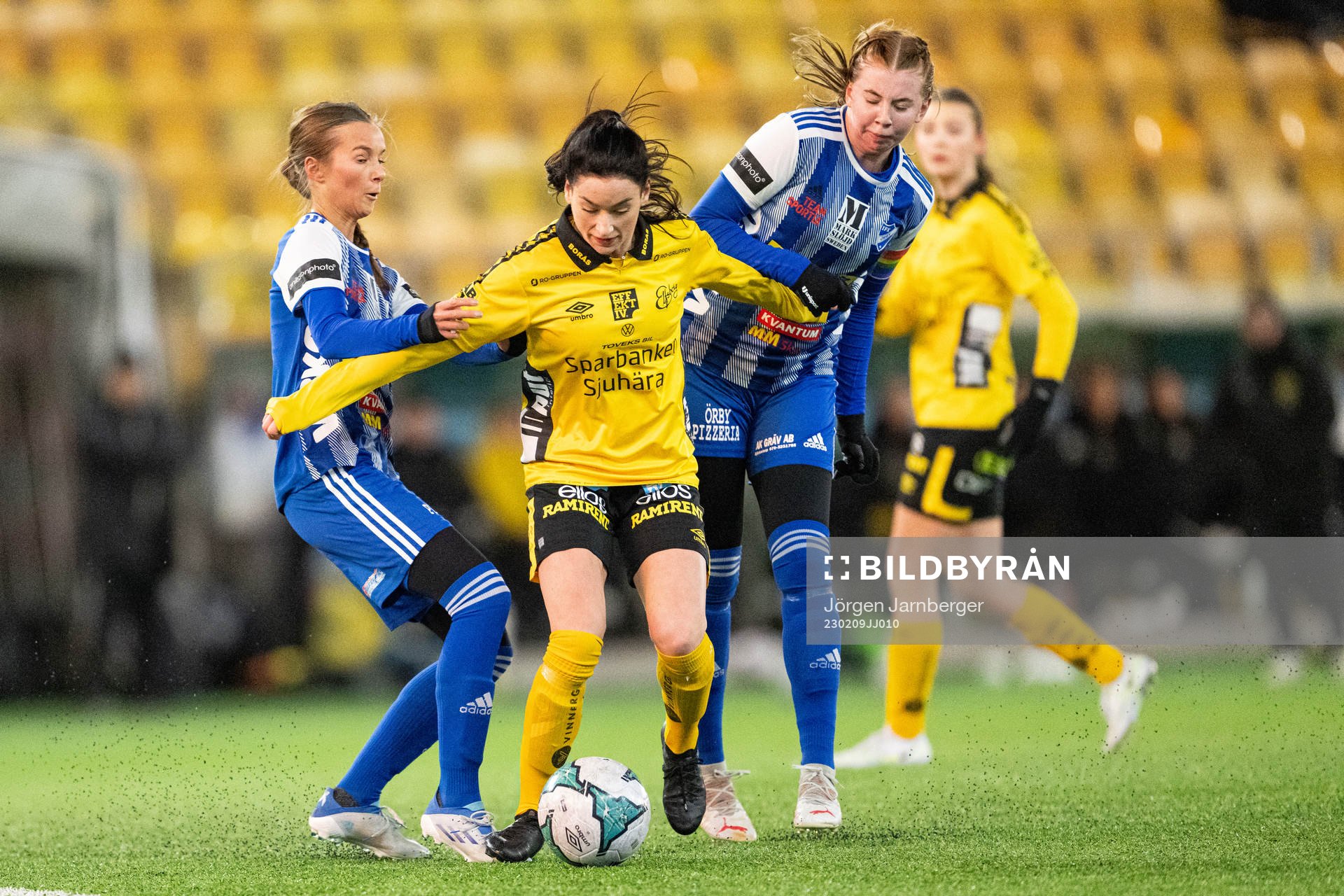 Elfsborgs Izabella Bergström i kamp med Örby spelare under en träningsmatch i fotboll mellan Elfsborg och IFK Örby den 9 februari 2023 i Borås.