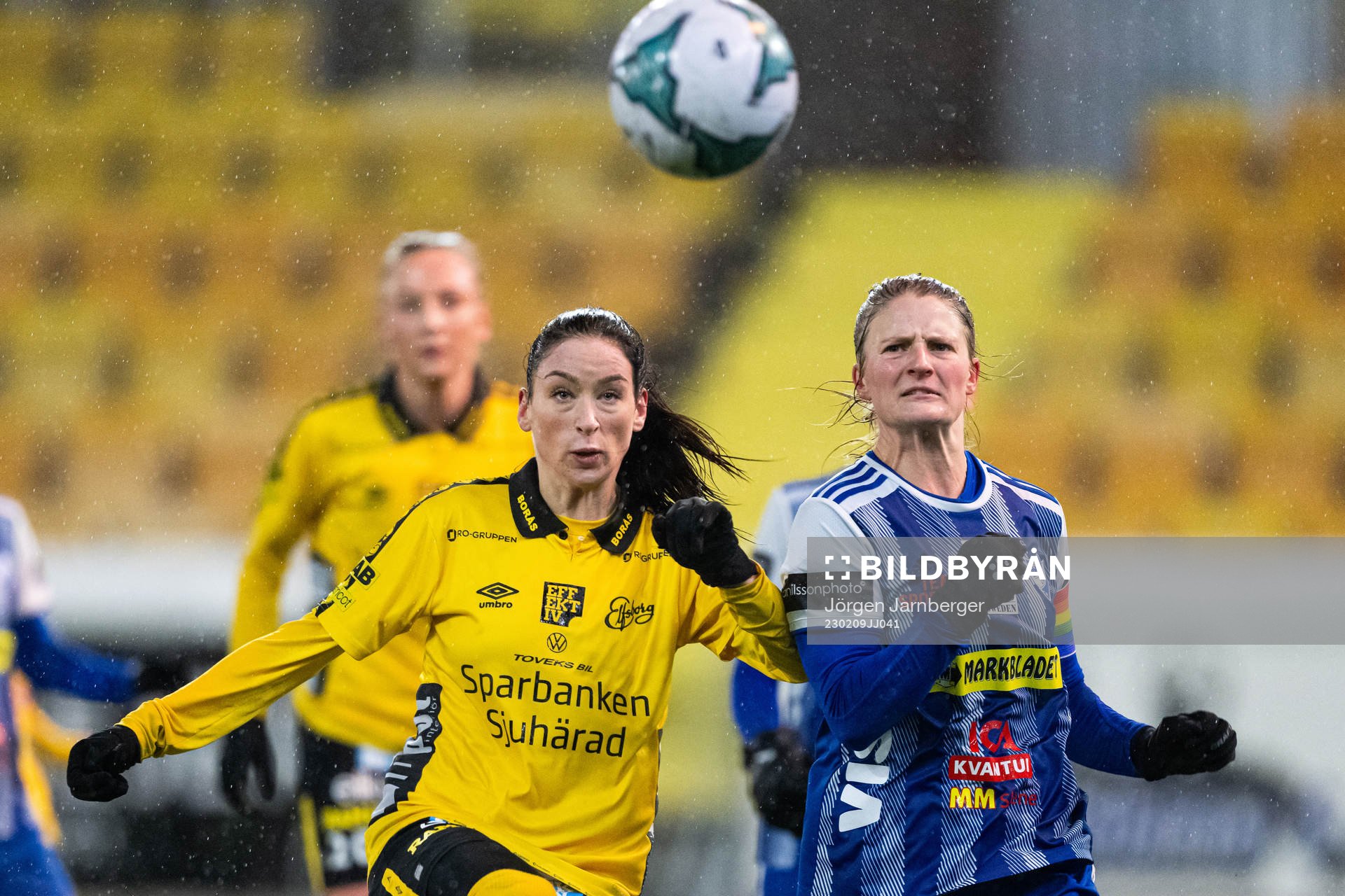 Elfsborgs Izabella Bergström och Örbys Anna Lundstedt under en träningsmatch i fotboll mellan Elfsborg och IFK Örby den 9 februari 2023 i Borås.