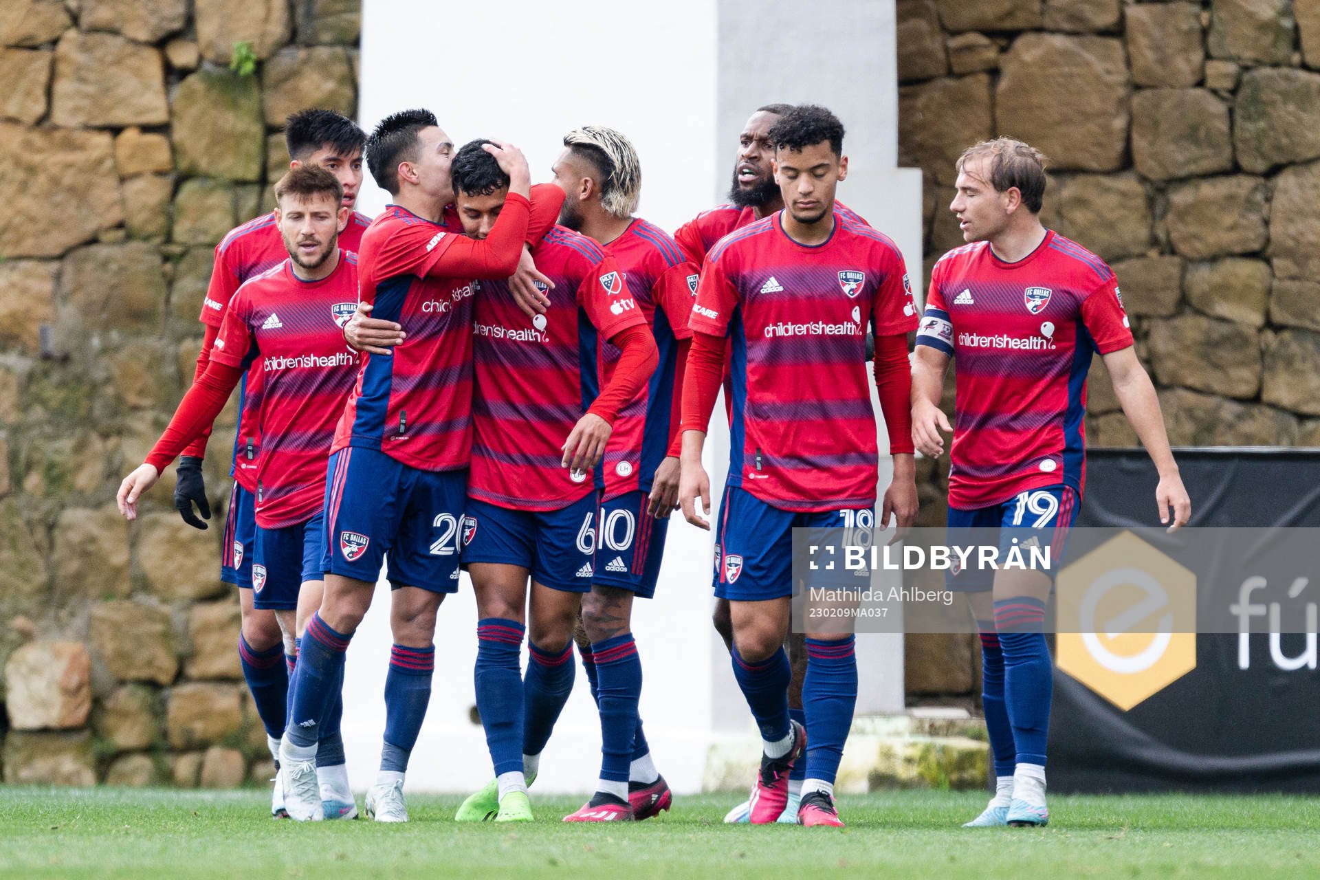 Players of Dallas celebrate the 1-0 goal by Arriola Paul