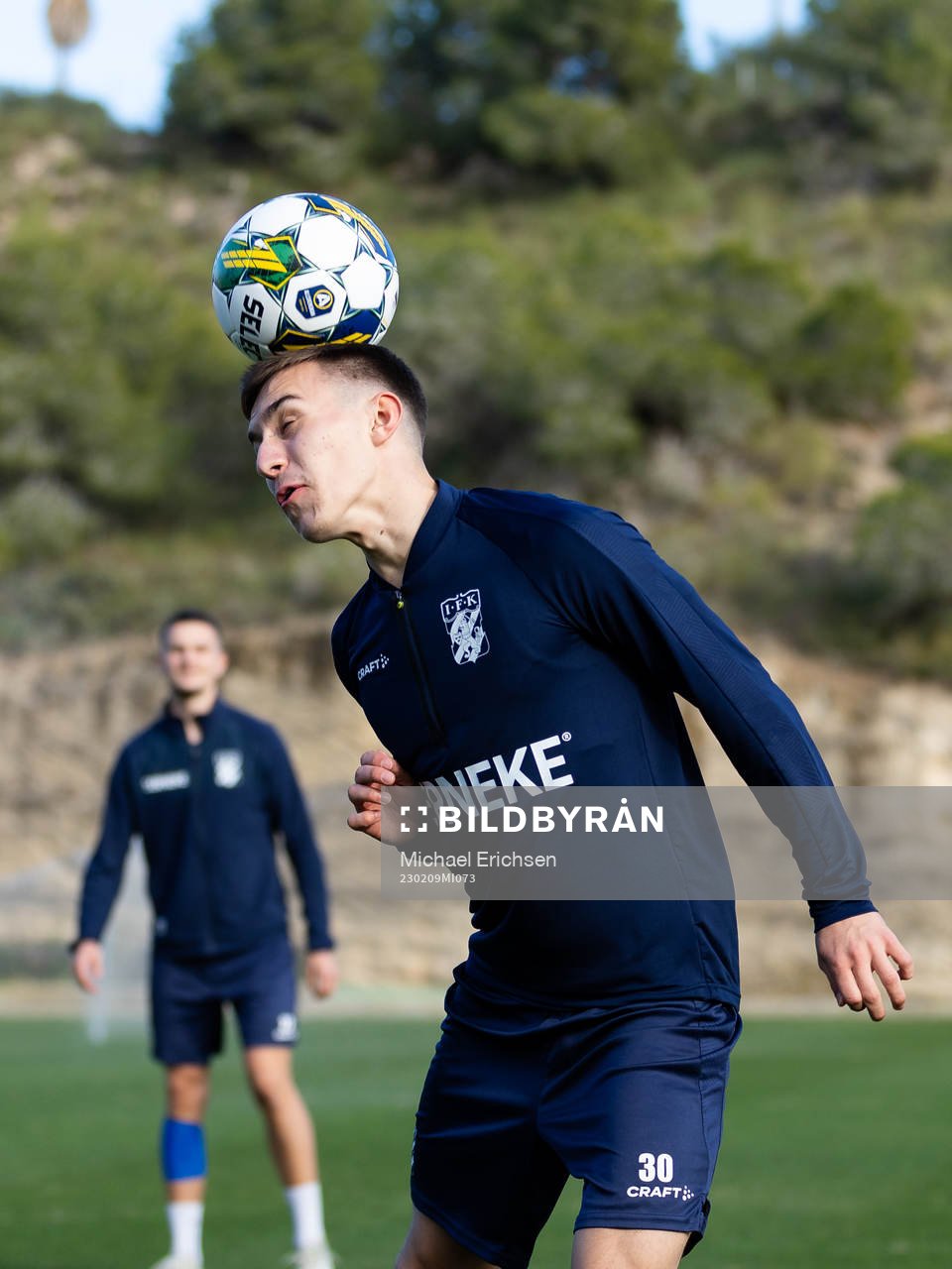 IFK Göteborgs Anton Kurochkin nickar en boll