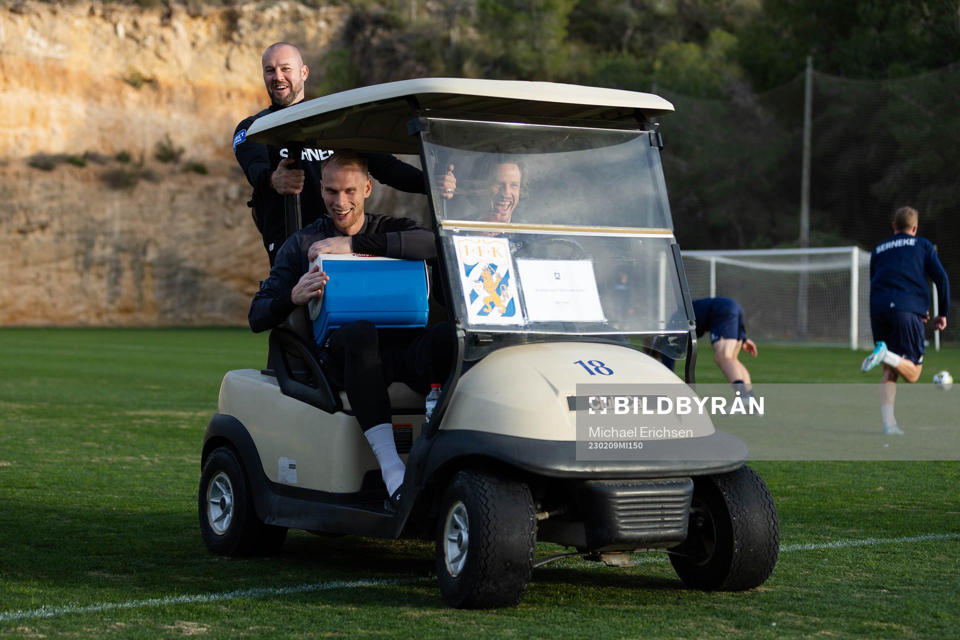 IFK Göteborgs målvaktstränare Lee Baxter, målvakt Pontus Dahlberg och Gustav Svensson i en golfbil efter en träning med IFK Göteborg den 9 februari 2023 i Alicante, Torrevieja.