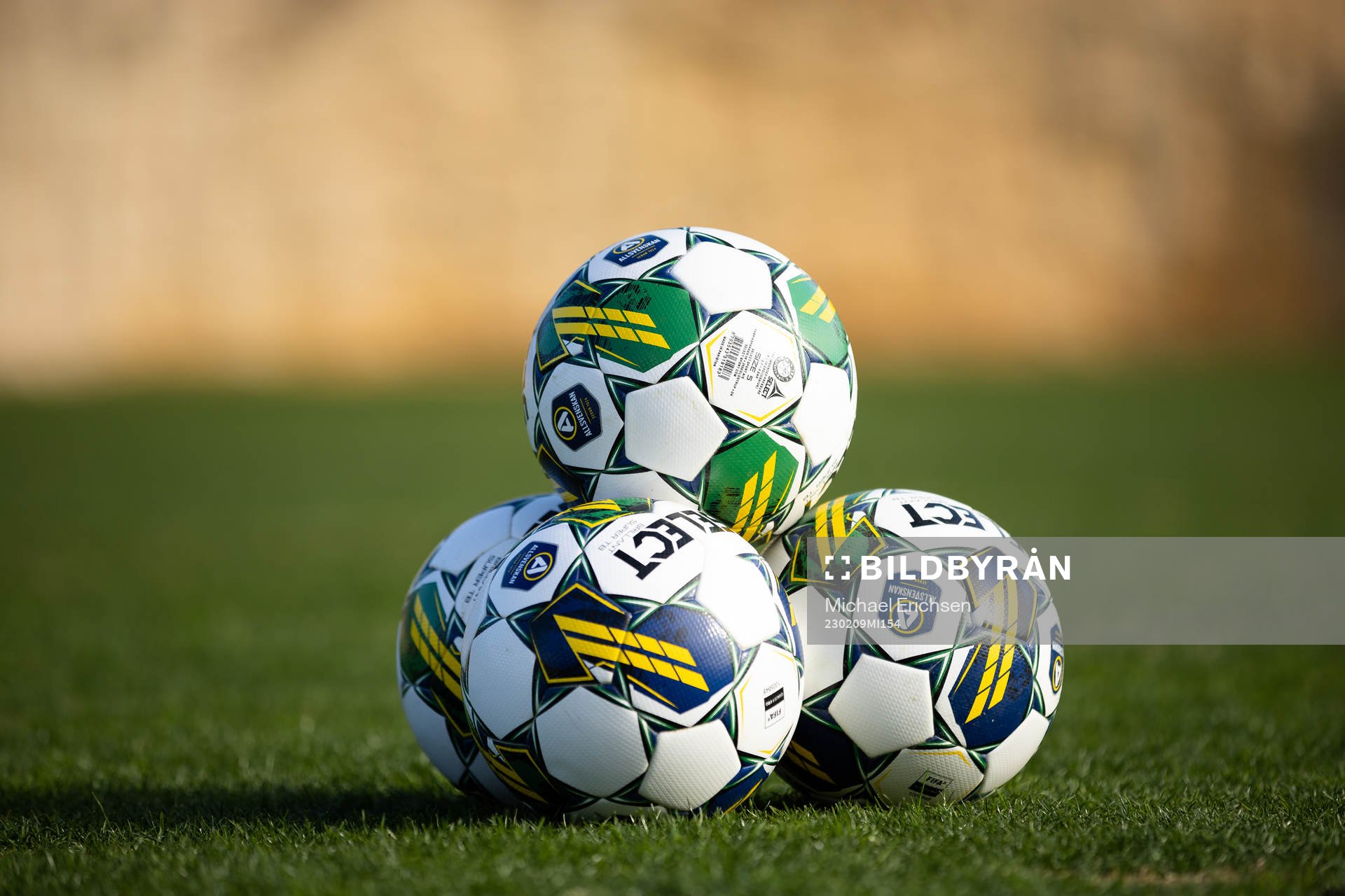 Fotbollar på gräset innan en träning med IFK Göteborg