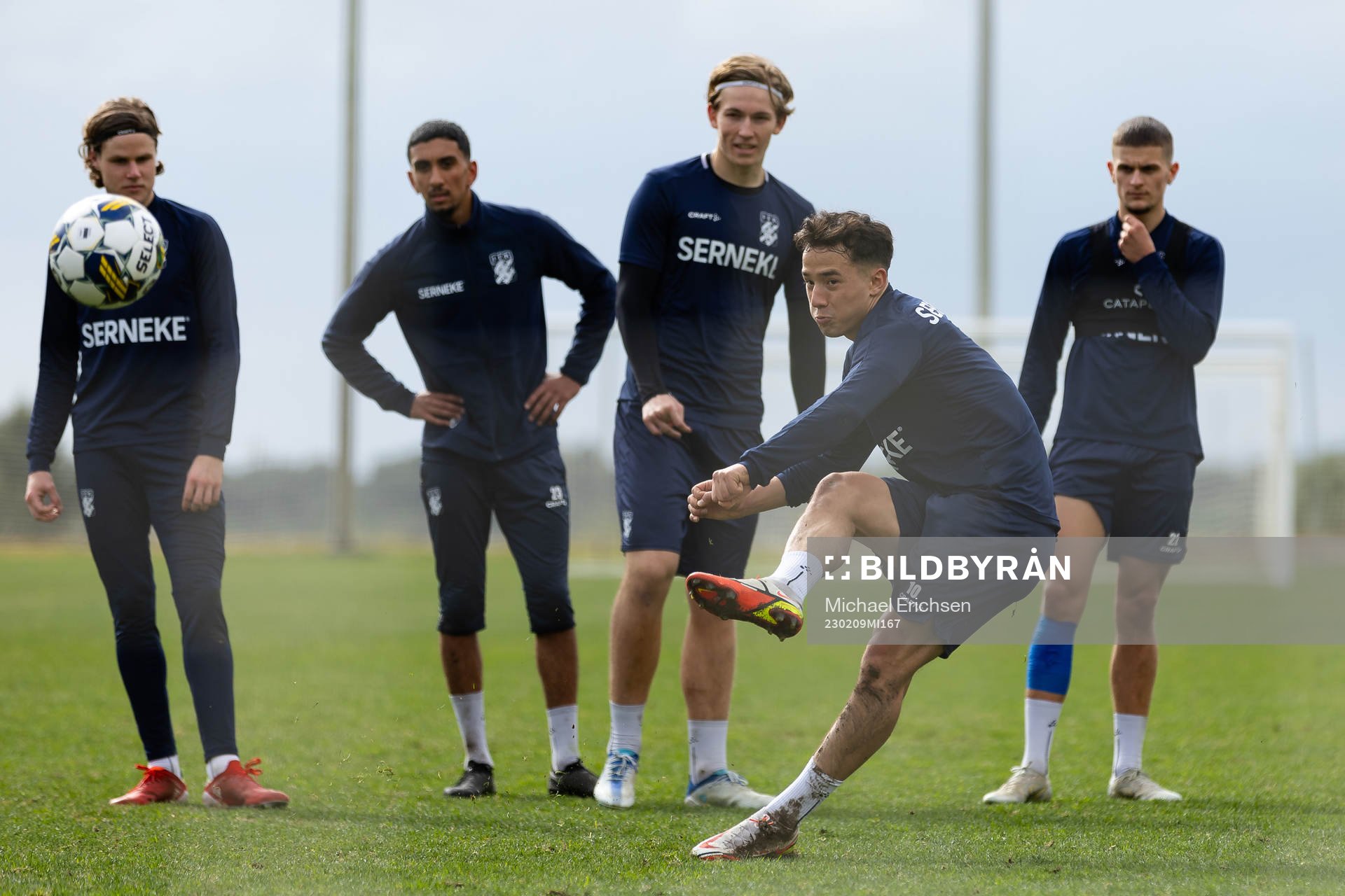 IFK Göteborgs Hussein Carneil skuter ett skott