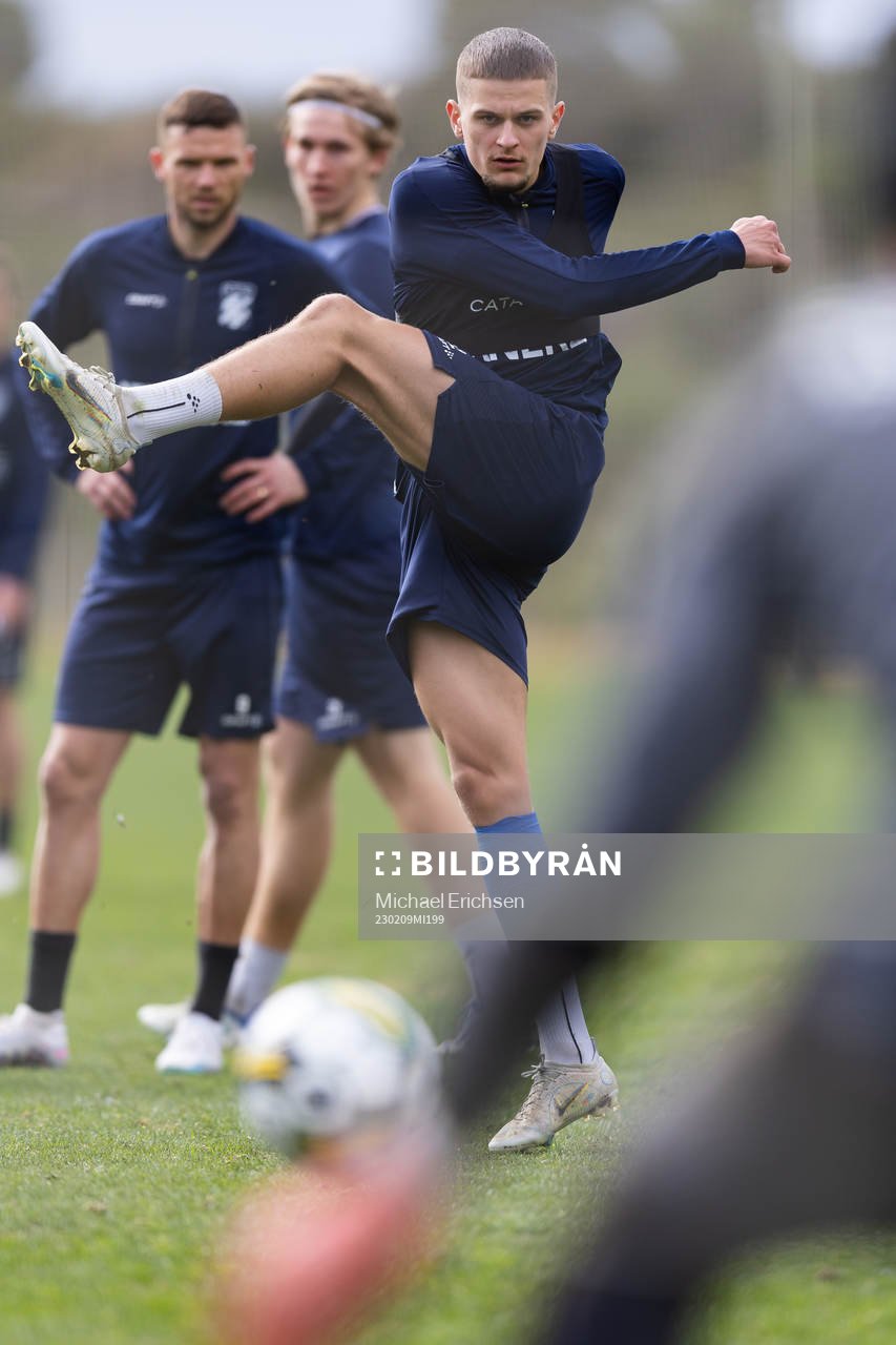 IFK Göteborgs Filip Ambroz  skjuter ett skott