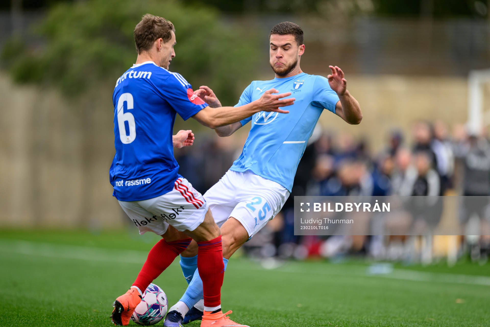 Vegar Eggen Hedenstad of Vålerenga and Gabriel Busanello