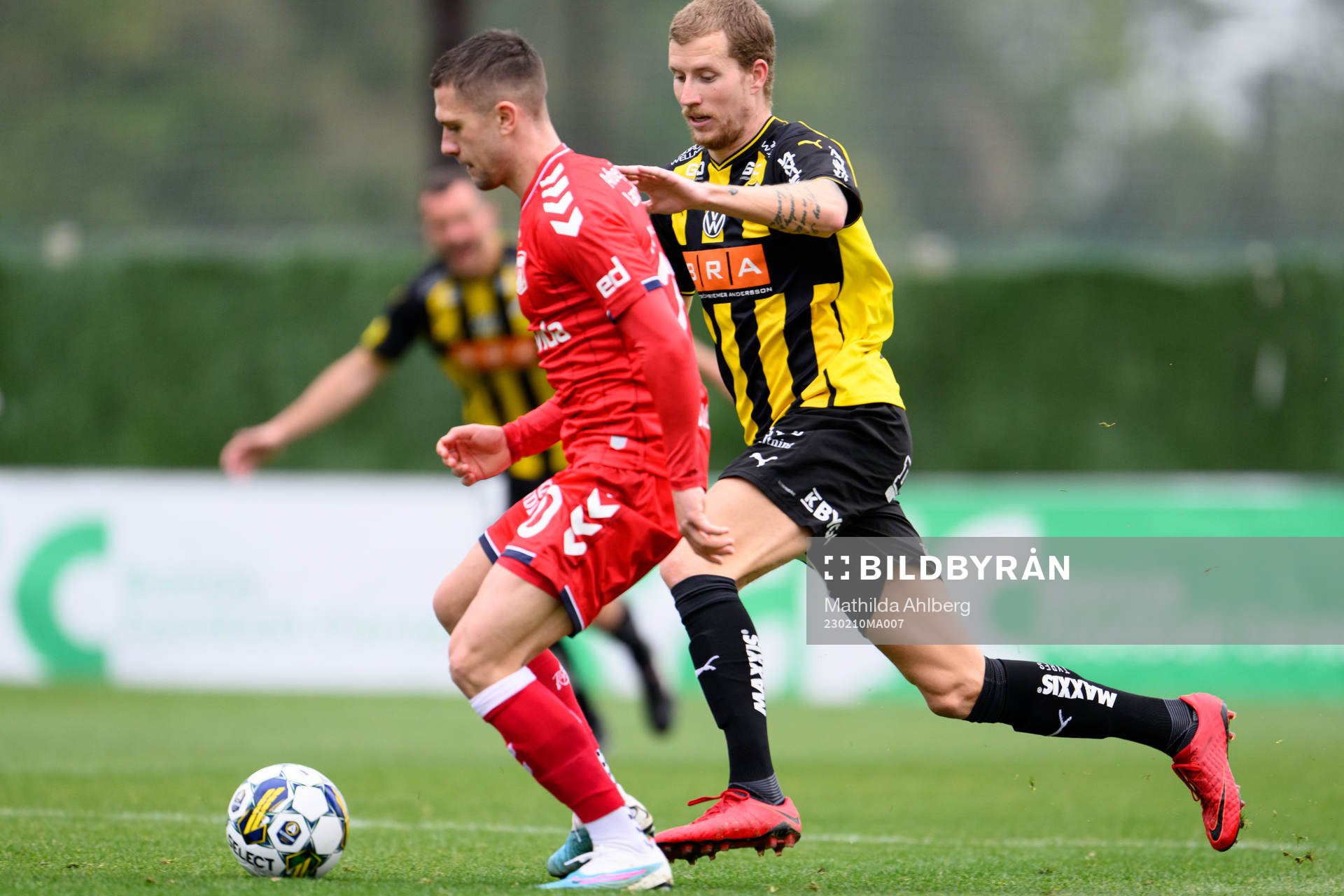 Mikkel Duelund of Aarhus and Simon Gustafson of Häcken