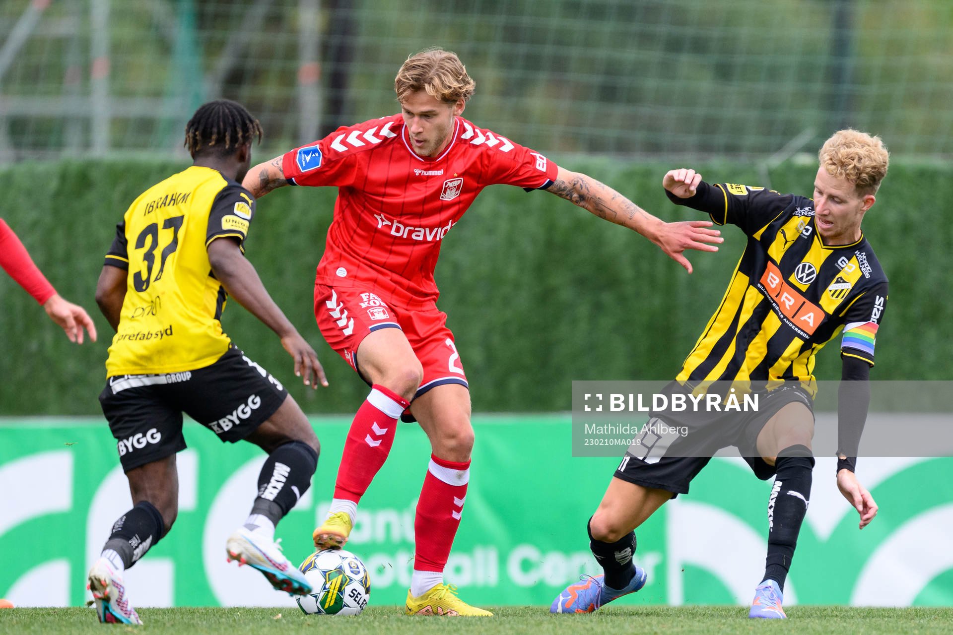 Felix Beijmo of Aarhus and Samuel Gustafson of Häcken