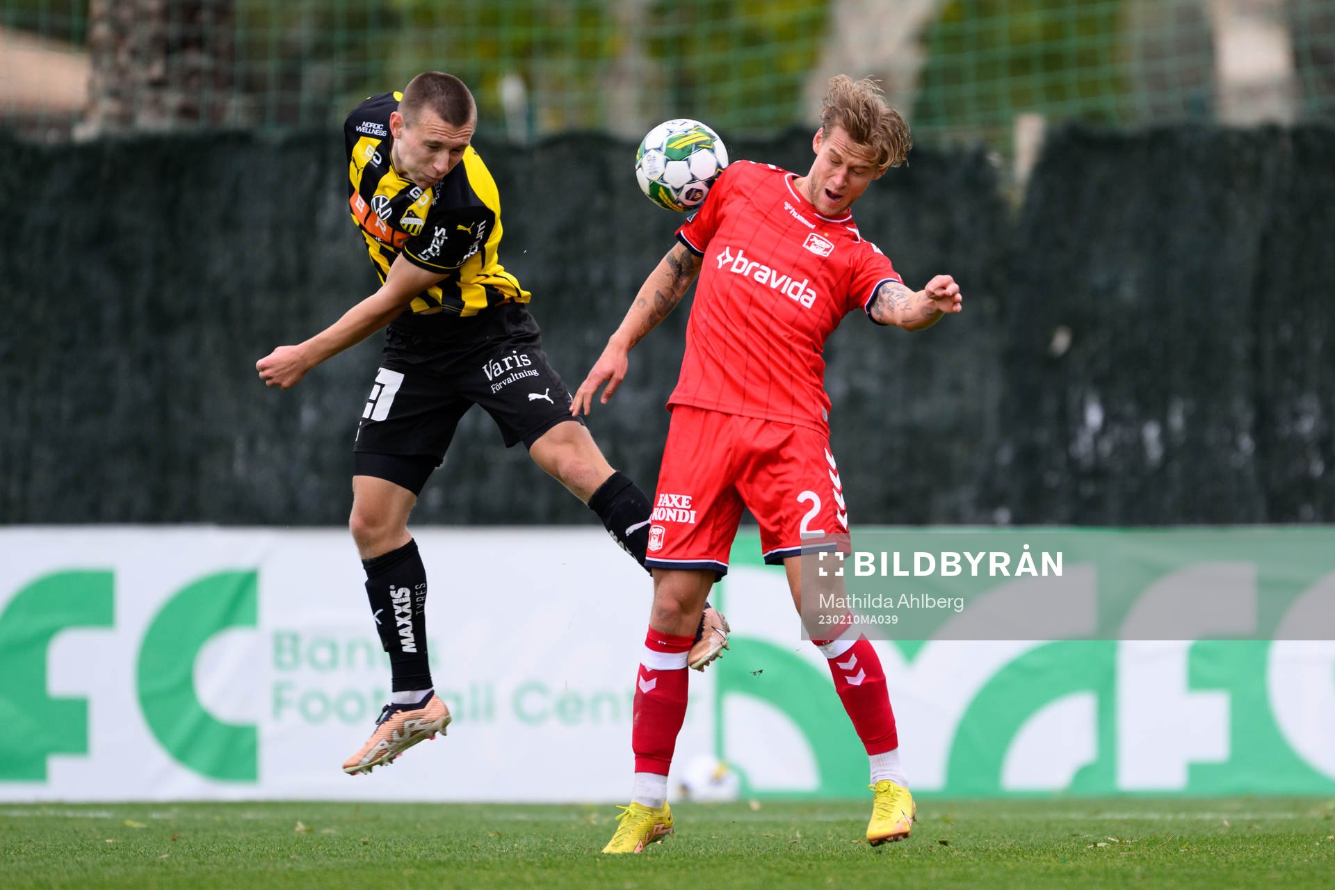 Kristoffer Lund Hansen of Häcken and Felix Beijmo of Aarhus