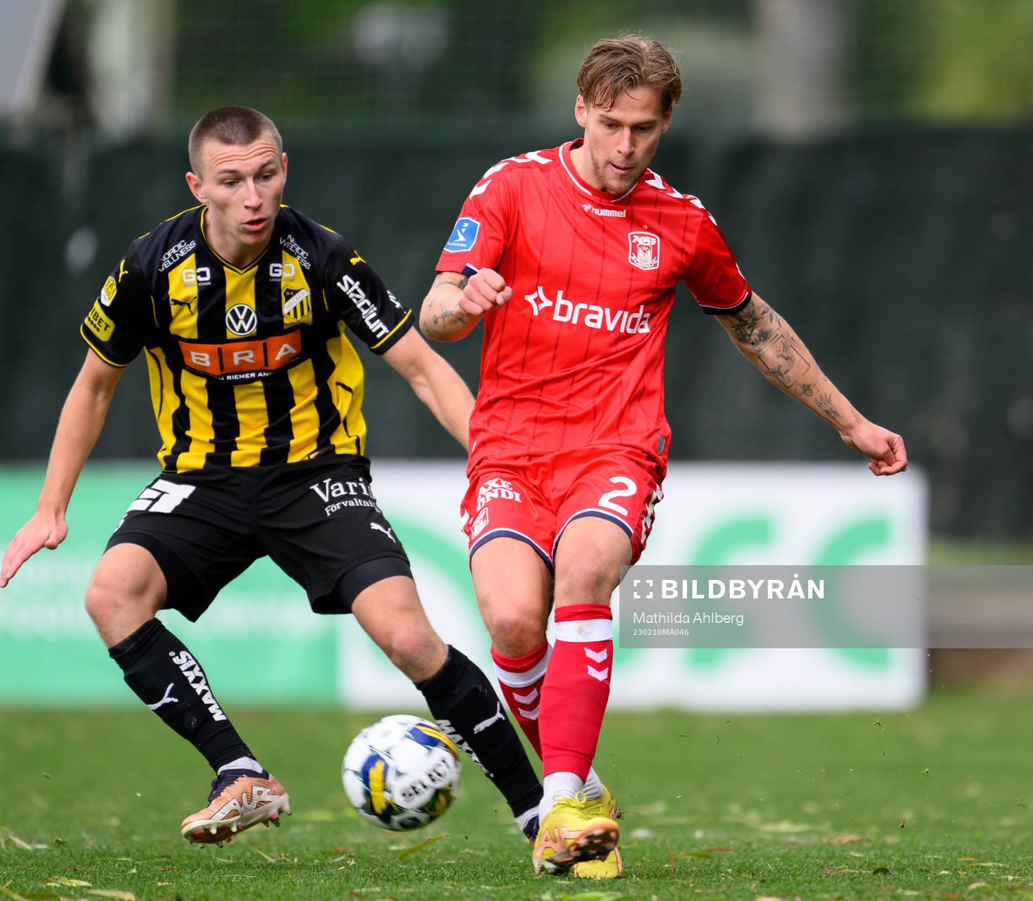 Kristoffer Lund Hansen of Häcken and Felix Beijmo of Aarhus
