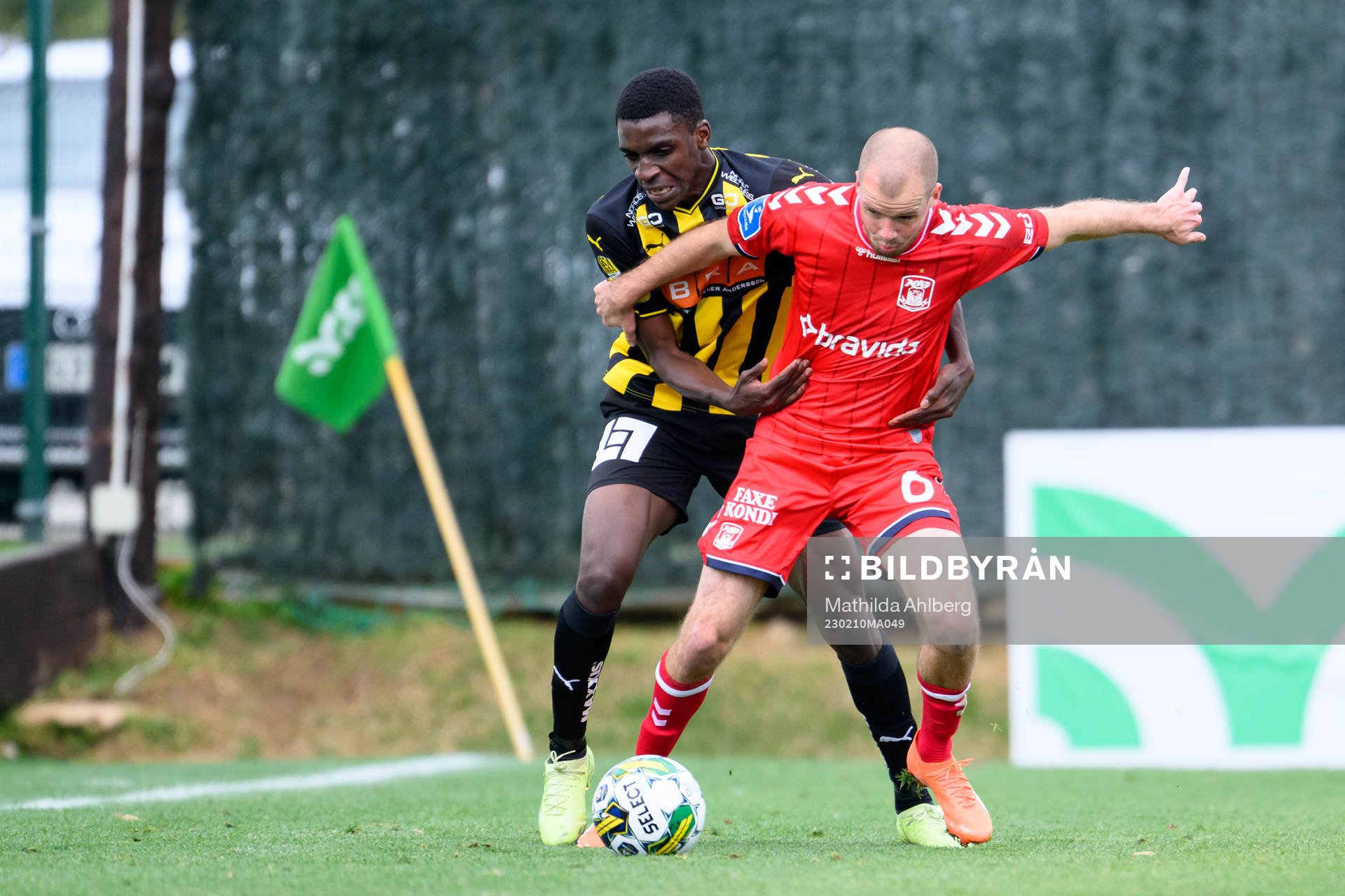 Anomnachi Chidi of Häcken and Nicolai Poulsen of Aarhus
