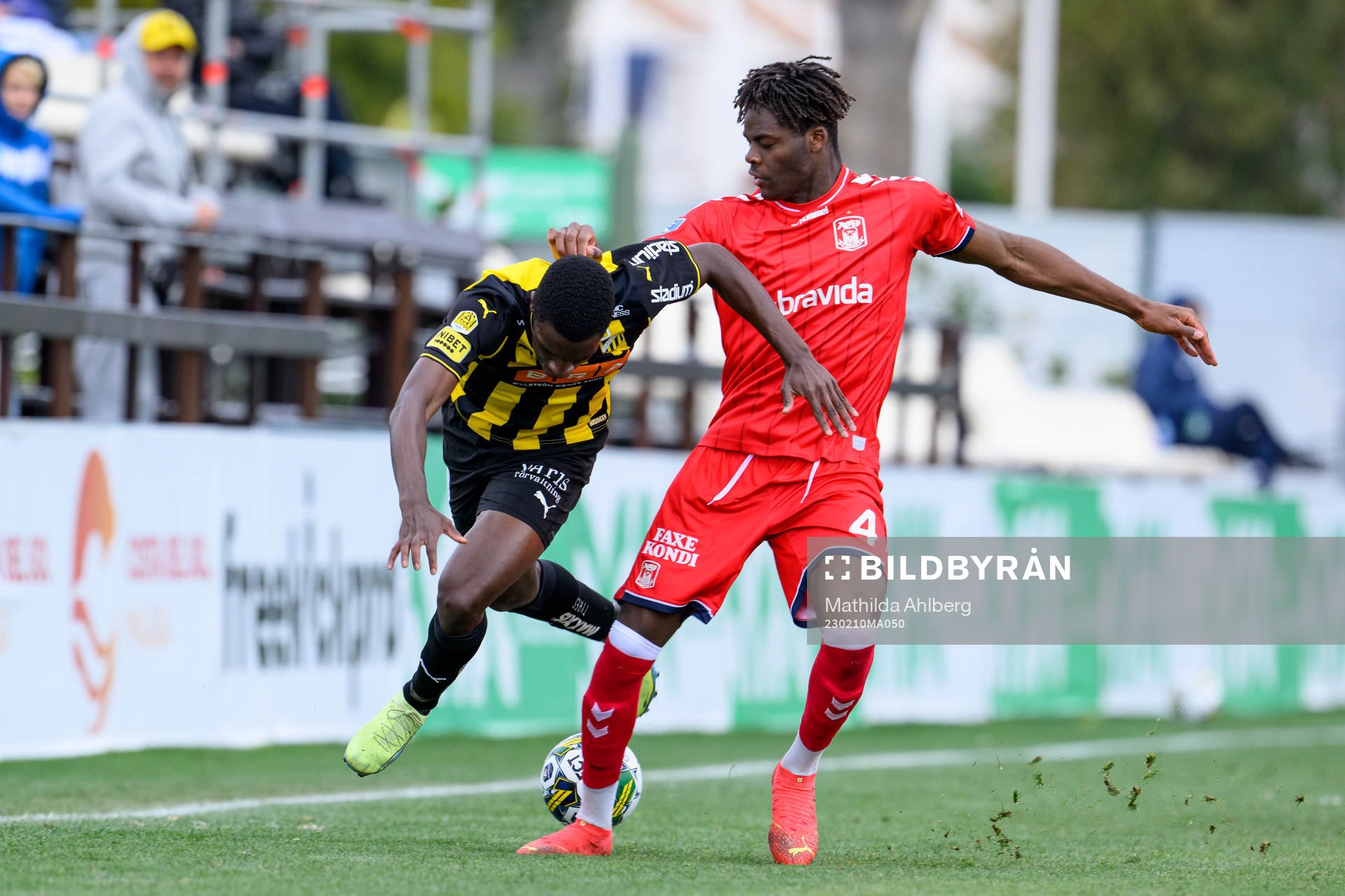 Anomnachi Chidi of Häcken and Yann Aurel Bisseck of Aarhus