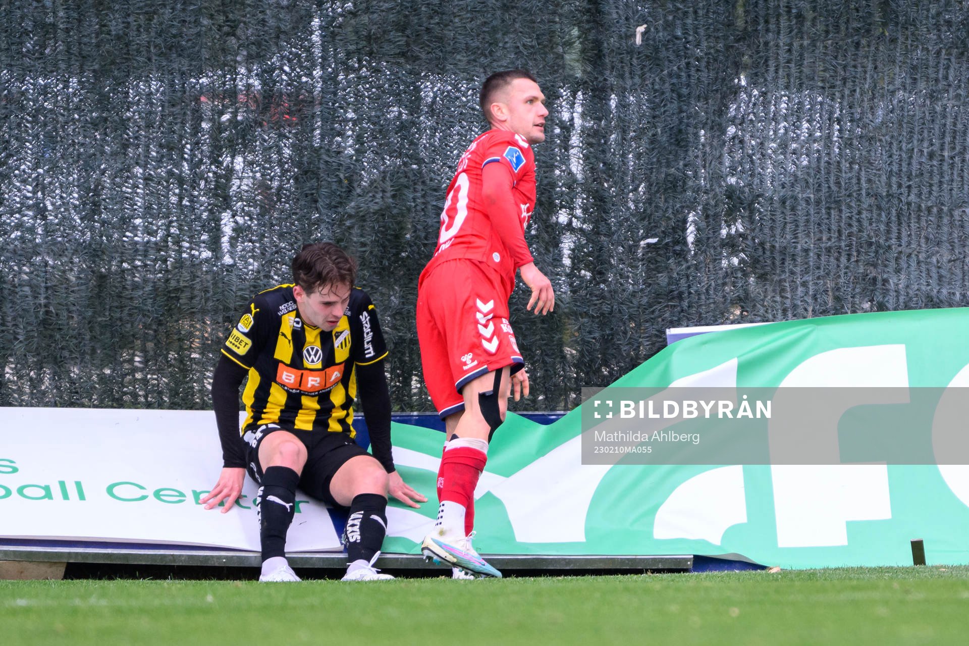 Lars Olden Larsen of Häcken and Mikkel Duelund of Aarhus