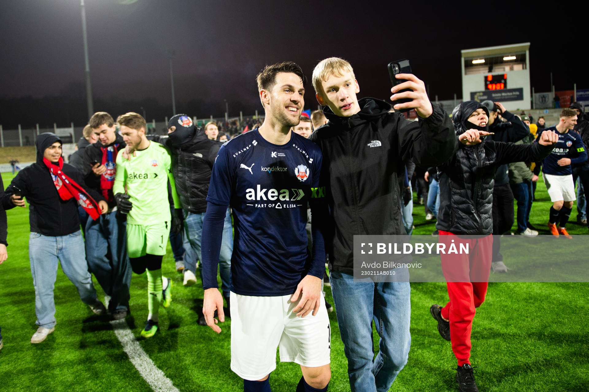 Helsingborgs Oliver Stojanović Fredin jublar efter slutsignalen under träningsmatchen mellan Helsingör och Helsingborg den 11 februari 2023 i Helsingör.
