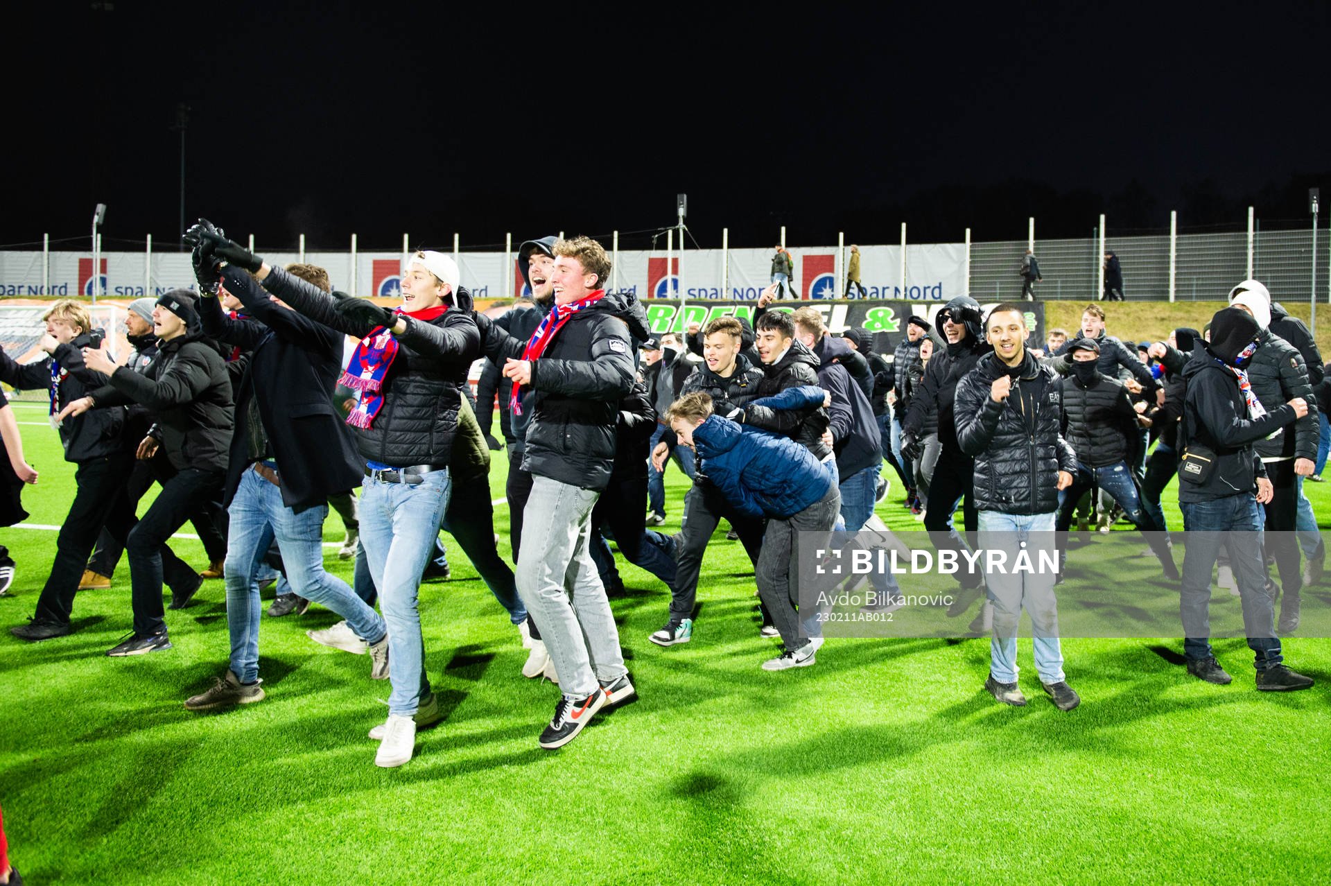 Publiken strömmar fotbollsplanen