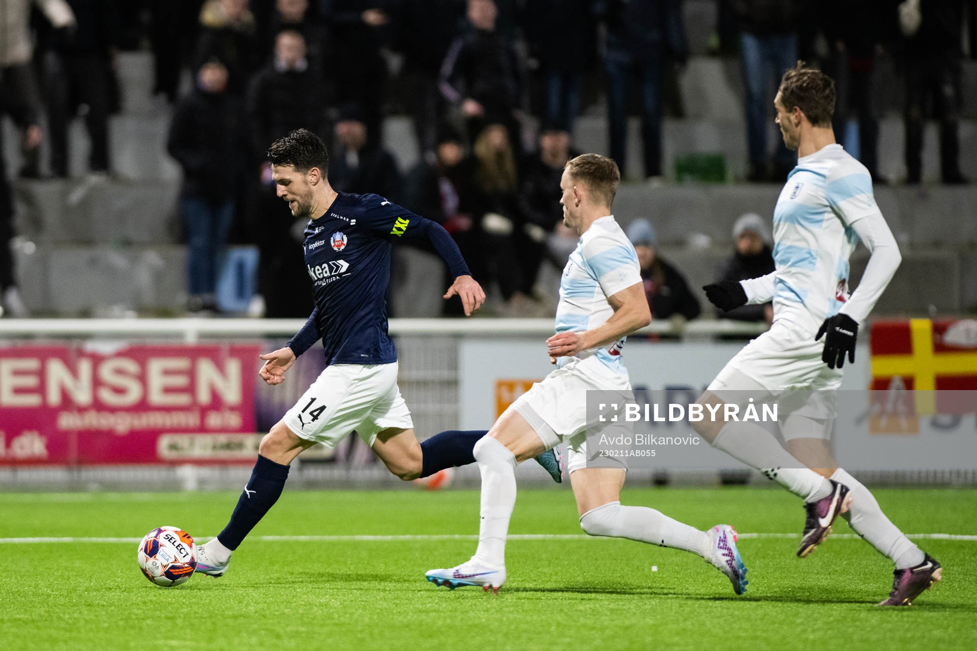 Helsingborgs Oliver Stojanović Fredin jagas av Helsingörs