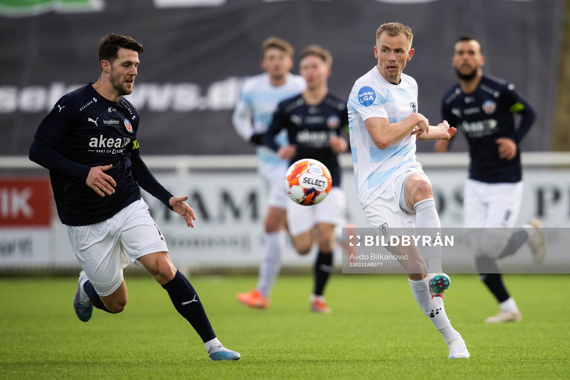 Helsingborgs Oliver Stojanović Fredin jagar Helsingörs Nicklas Mouritsen under träningsmatchen mellan Helsingör och Helsingborg den 11 februari 2023 i Helsingör.
