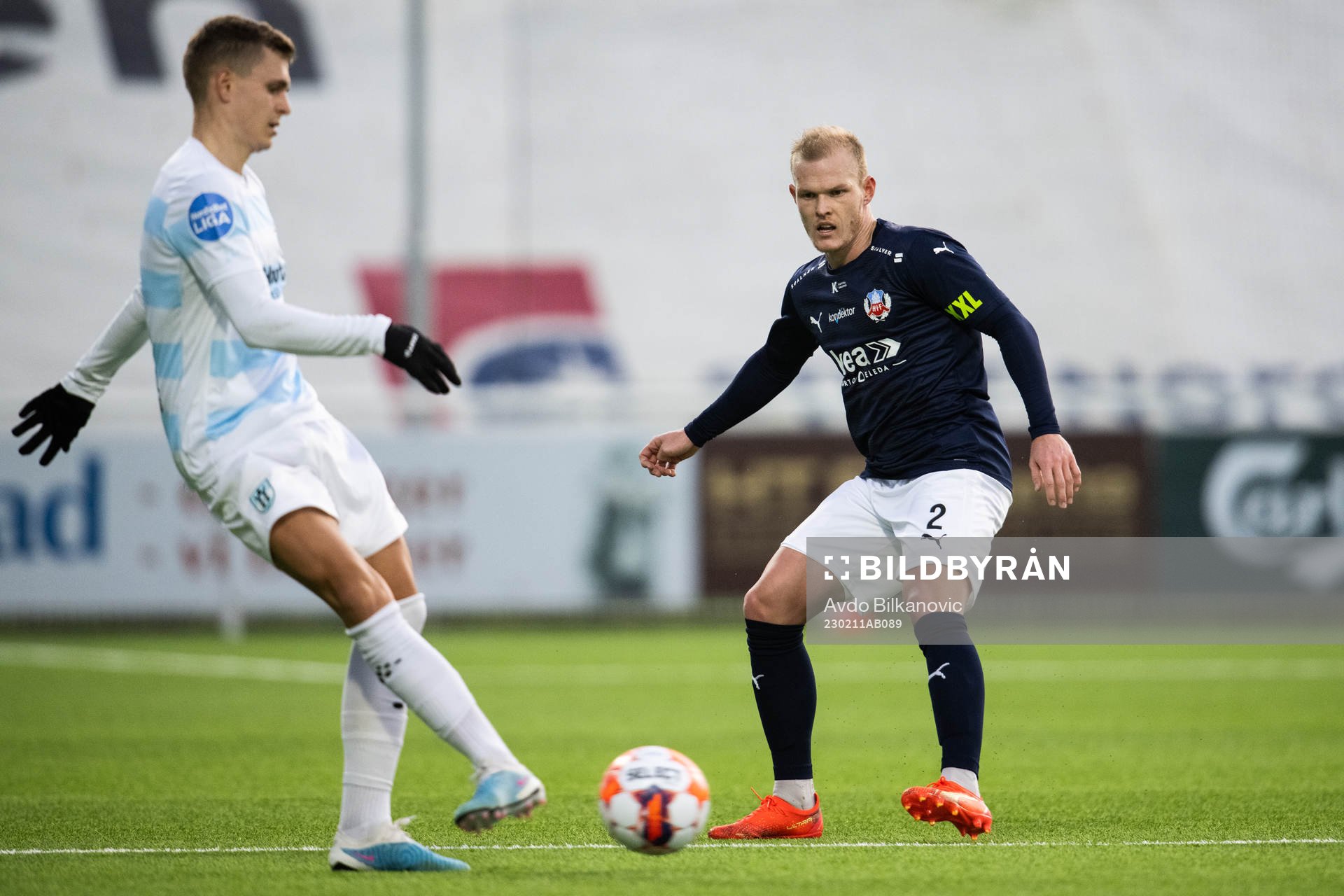 Helsingörs Oliver Drost bevakas av Helsingborgs Philip