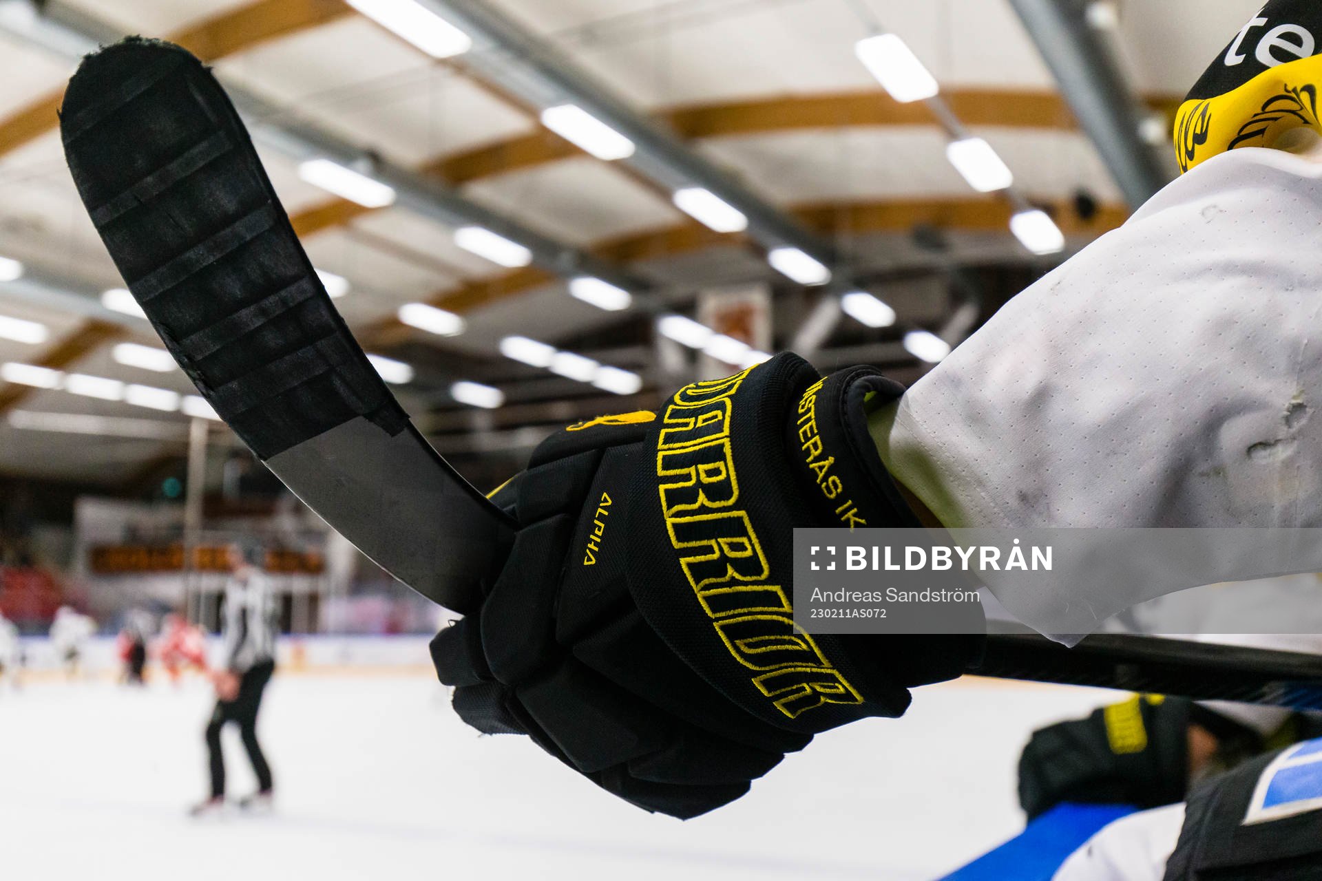 En ishockeyhanske med Västerås IK text
