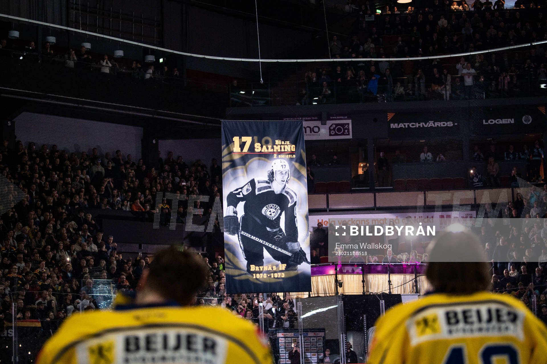 En vepa till minne av Börje Salming hissas