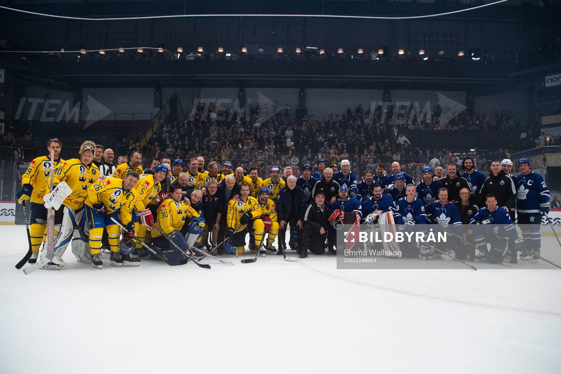 Spelarna i Tre kronor legends och Toronto Maple Leafs Alumni