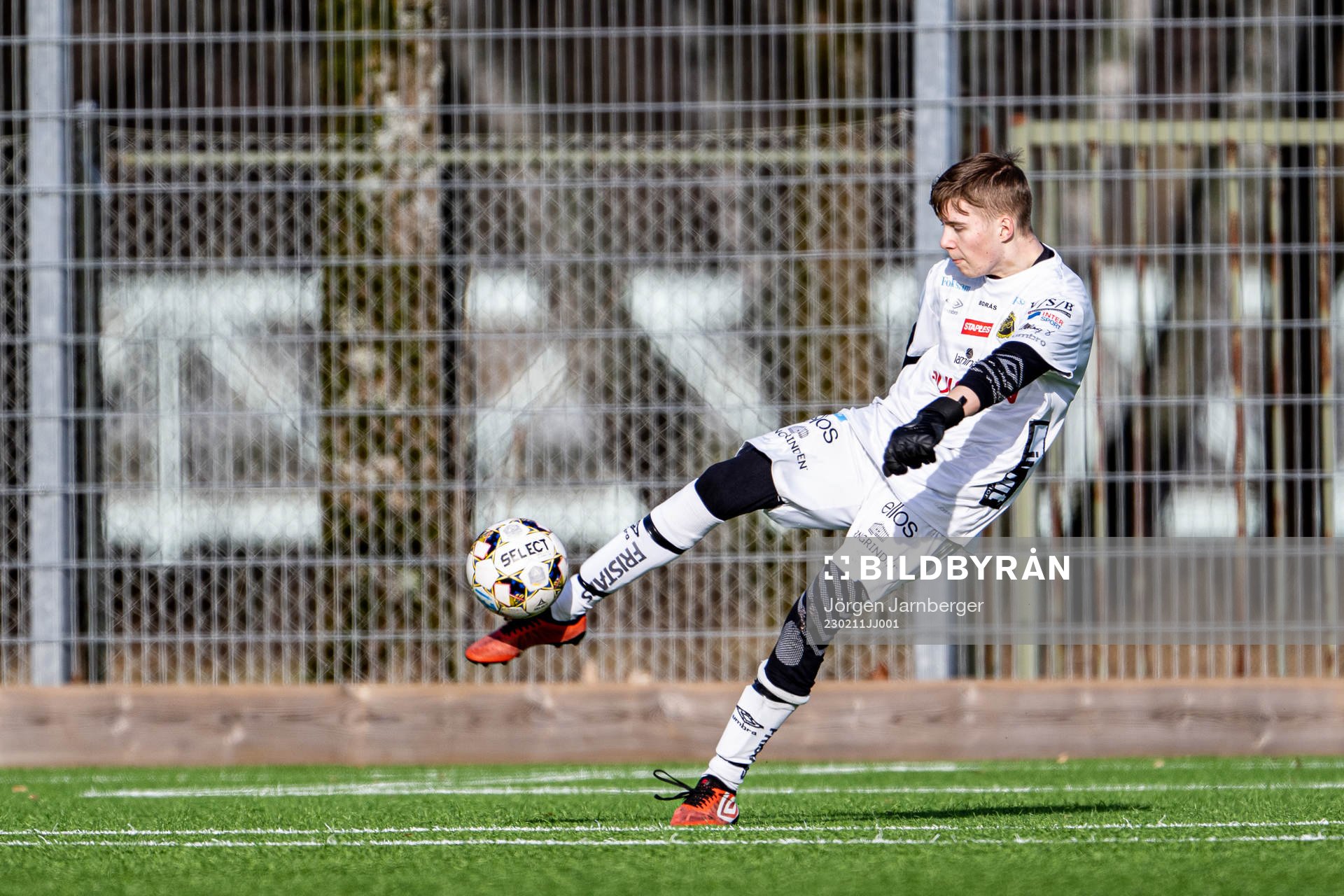 Elfsborgs målvakt Wille Larsson under träningsmatchen i fotboll U16 mellan Elfsborg och GAIS den 11 februari 2023 i Borås. 