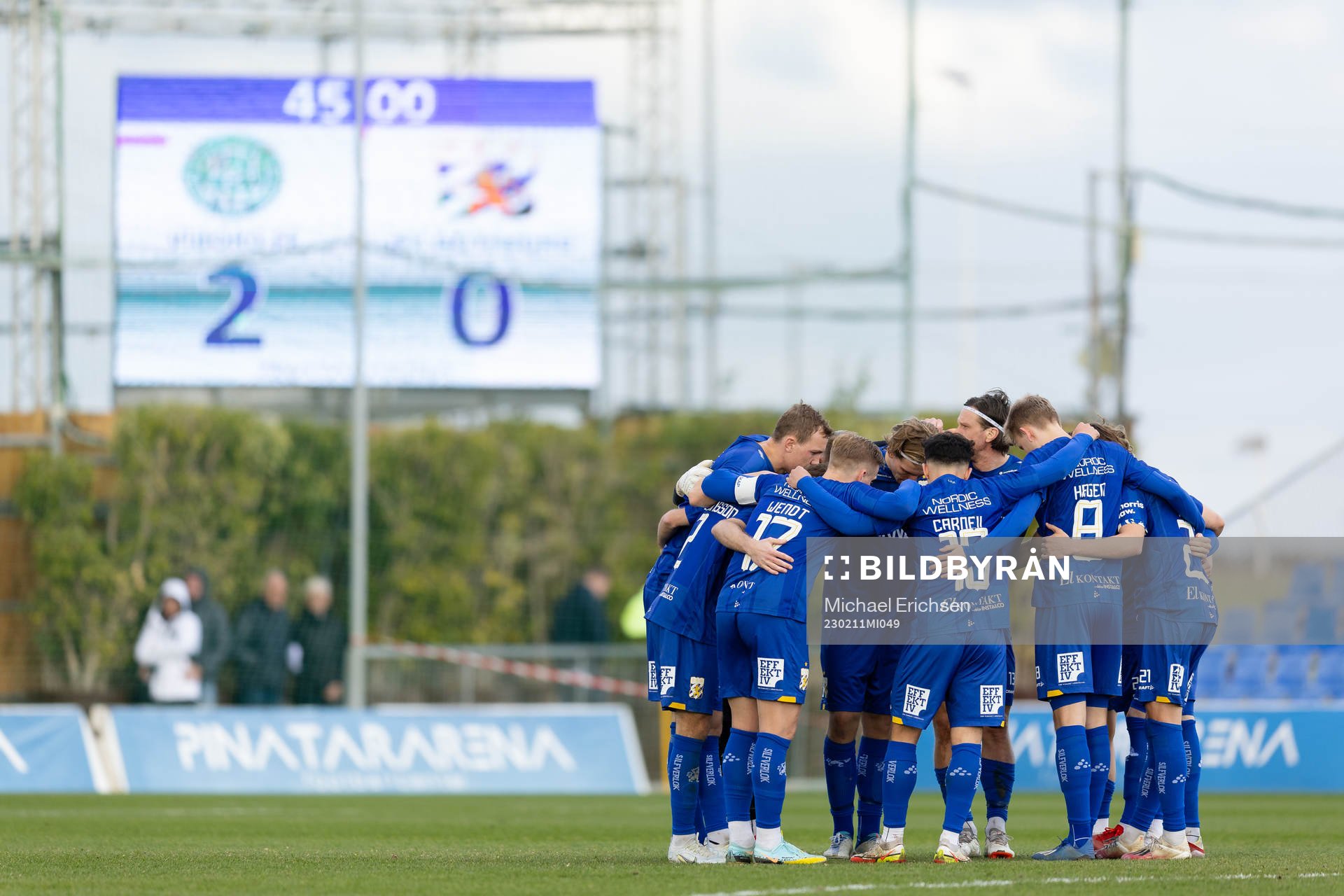 IFK Göteborgs spelare samlade innan andra halvleken av träningsmatchen i fotboll mellan IFK Göteborg och Viborg den 11 februari 2023 i San Pedro del Pinatar.
