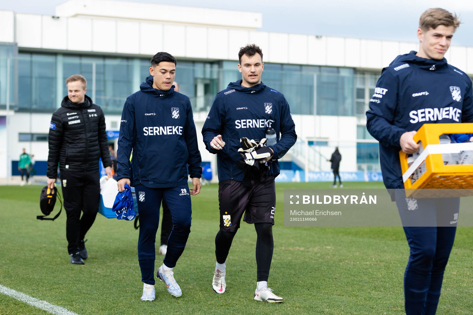 IFK Göteborgs Johannes Selvén och målvakt Elis Bishesari innan träningsmatchen i fotboll mellan IFK Göteborg och Viborg den 11 februari 2023 i San Pedro del Pinatar.