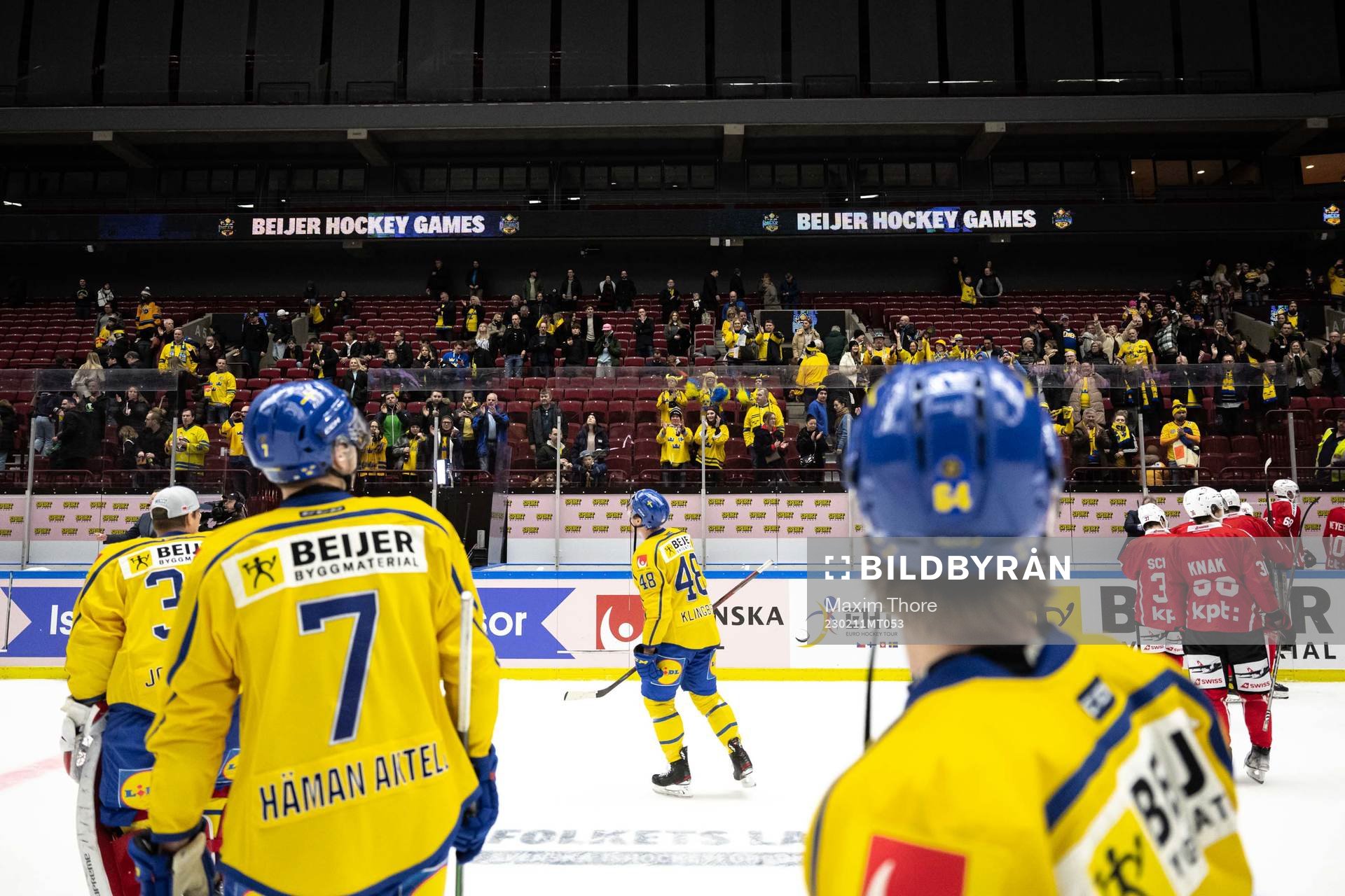 Players of Sweden thank the supporters