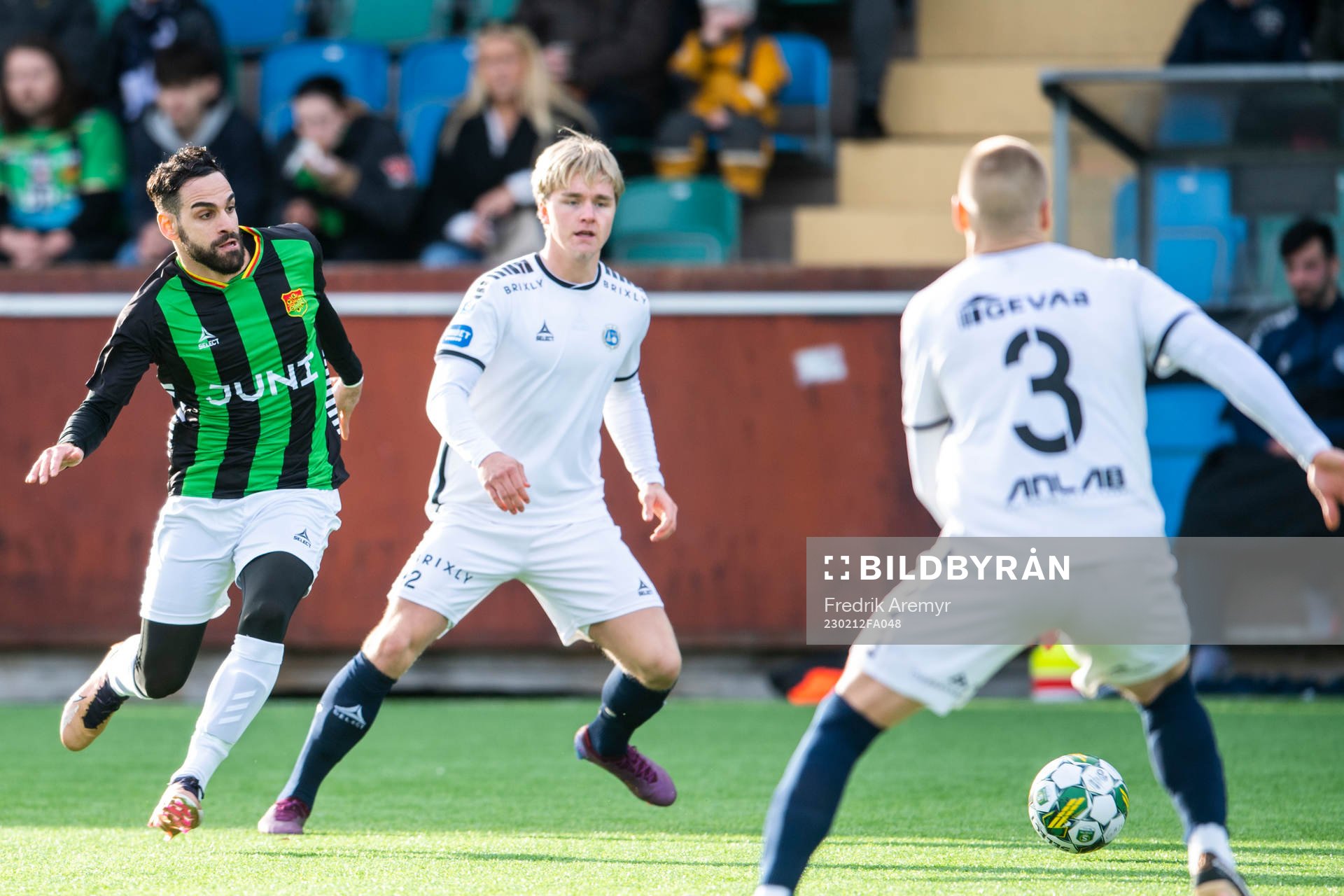 GAIS Mervan Celik och Utsiktens Wilhelm Nilsson under träningsmatchen mellan GAIS och Utsikten den 12 februari 2023 i Göteborg. 