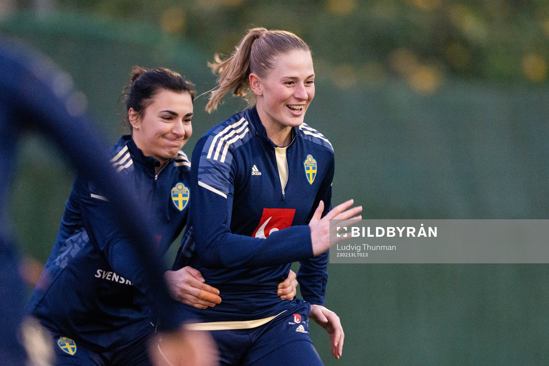 Goalkeepers Zecira Musovic and Tove Enblom of the Swedish