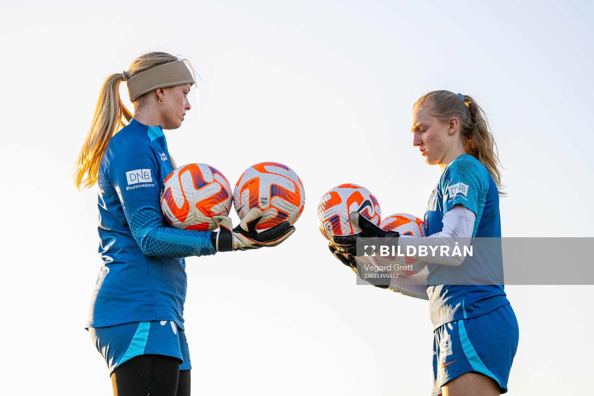Goalkeeper Guro Pettersen and goalkeeper Sunniva Skoglund