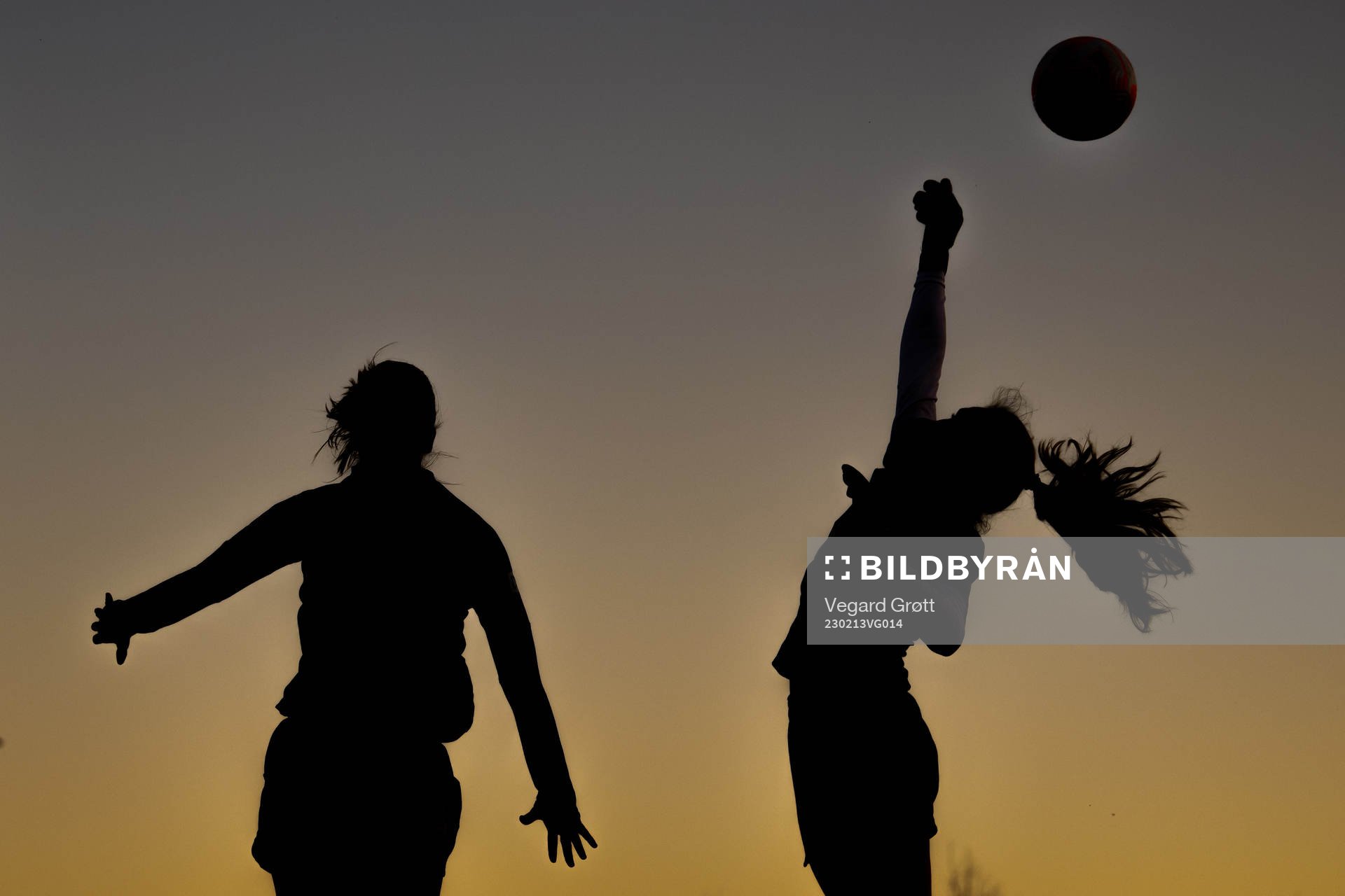 The silhouettes of Amalie Eikeland and goalkeeper Sunniva Skoglund of the Norwegian women's national football team during a training session on February 13, 2023 in Angers.