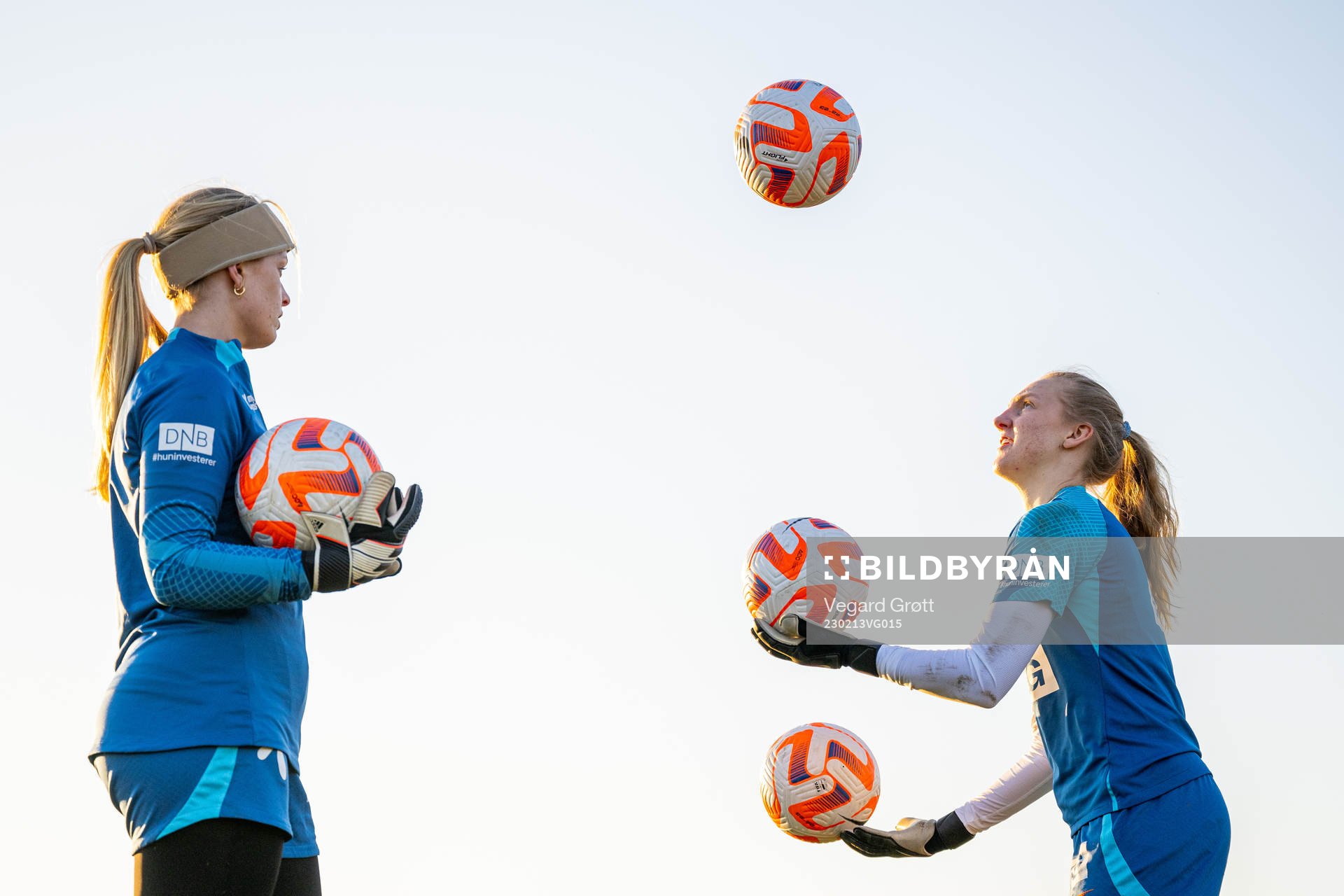 Goalkeeper Guro Pettersen and goalkeeper Sunniva Skoglund